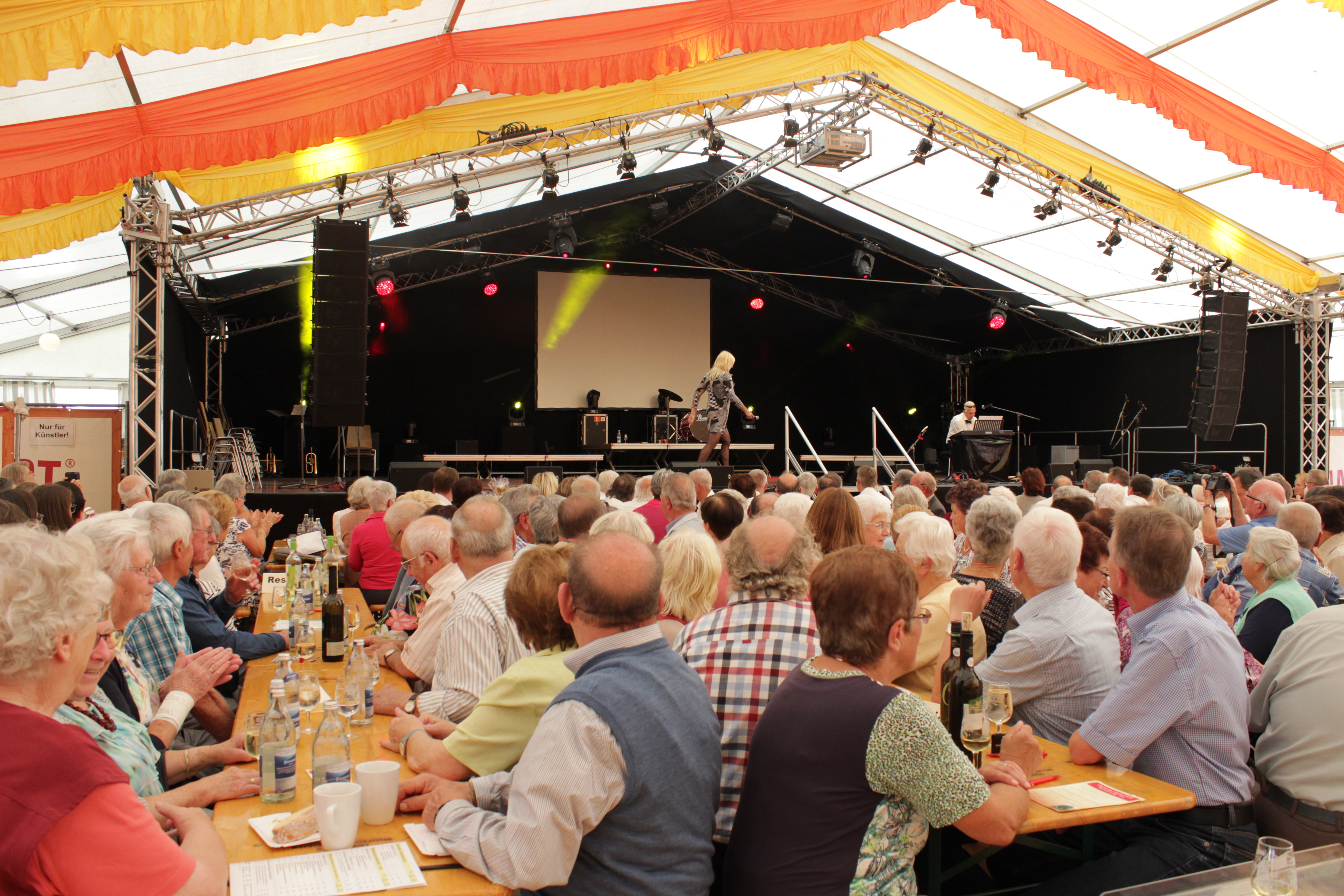 Das Festzelt war beim Seniorenachmittag gestern voll besetzt.