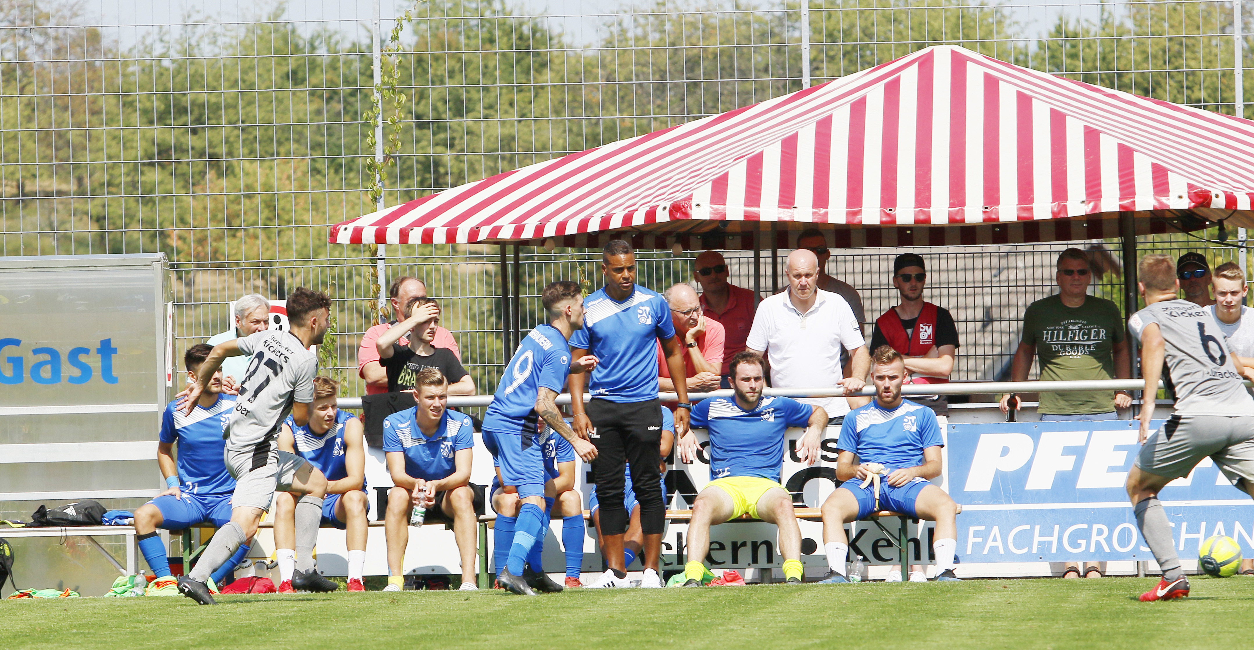 Oberacherns Trainer Marc Lerandy (Bildmitte) war mit dem Spiel nicht zufrieden.