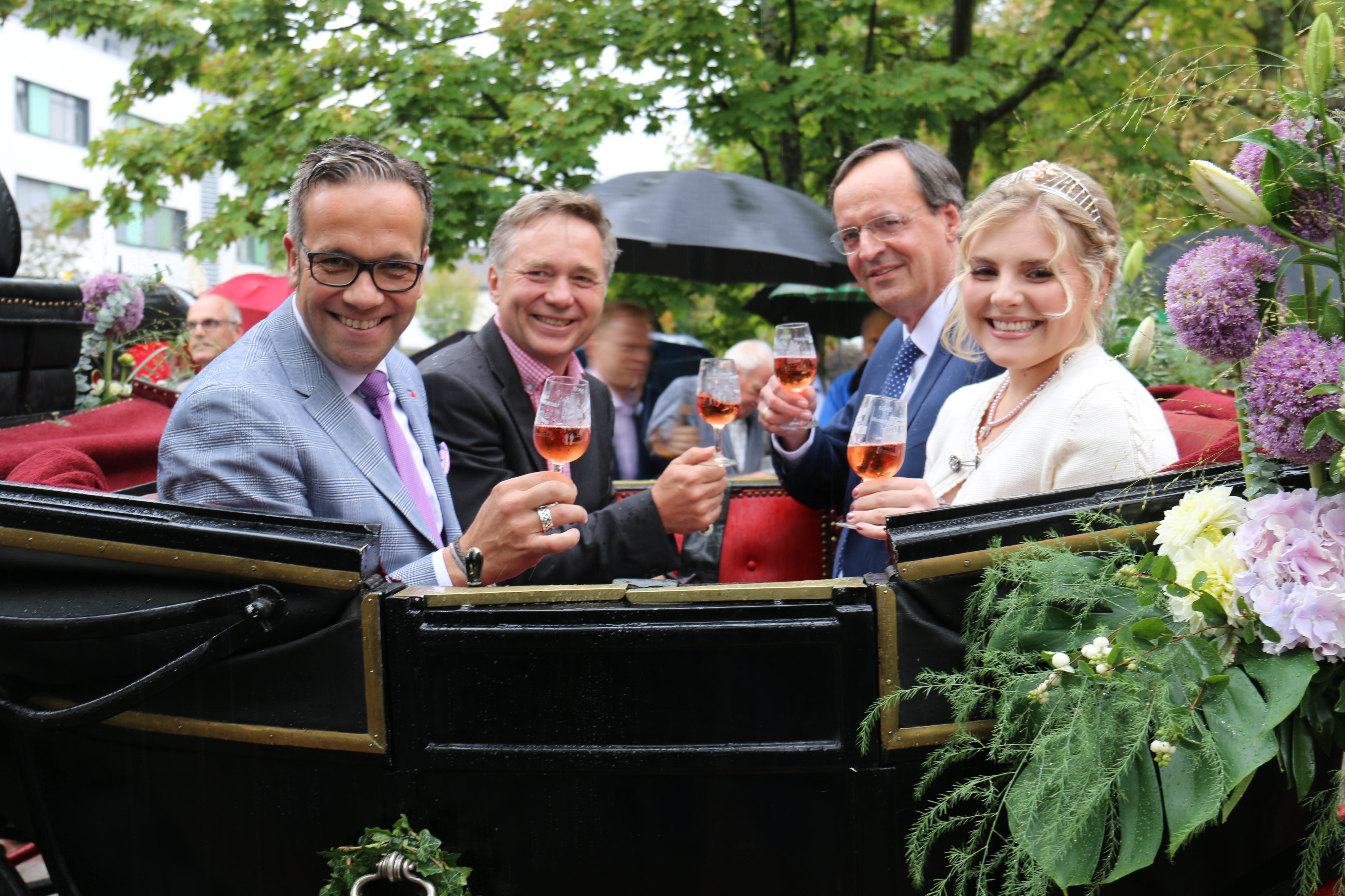 Trotz Dauerregen war die Stimmung prächtig (v. l.): Markus Ell, Oberkircher Winzer eG; Martin Renner, Weinhaus Renner; OB Matthias Braun und Weinhoheit Melina Sauer