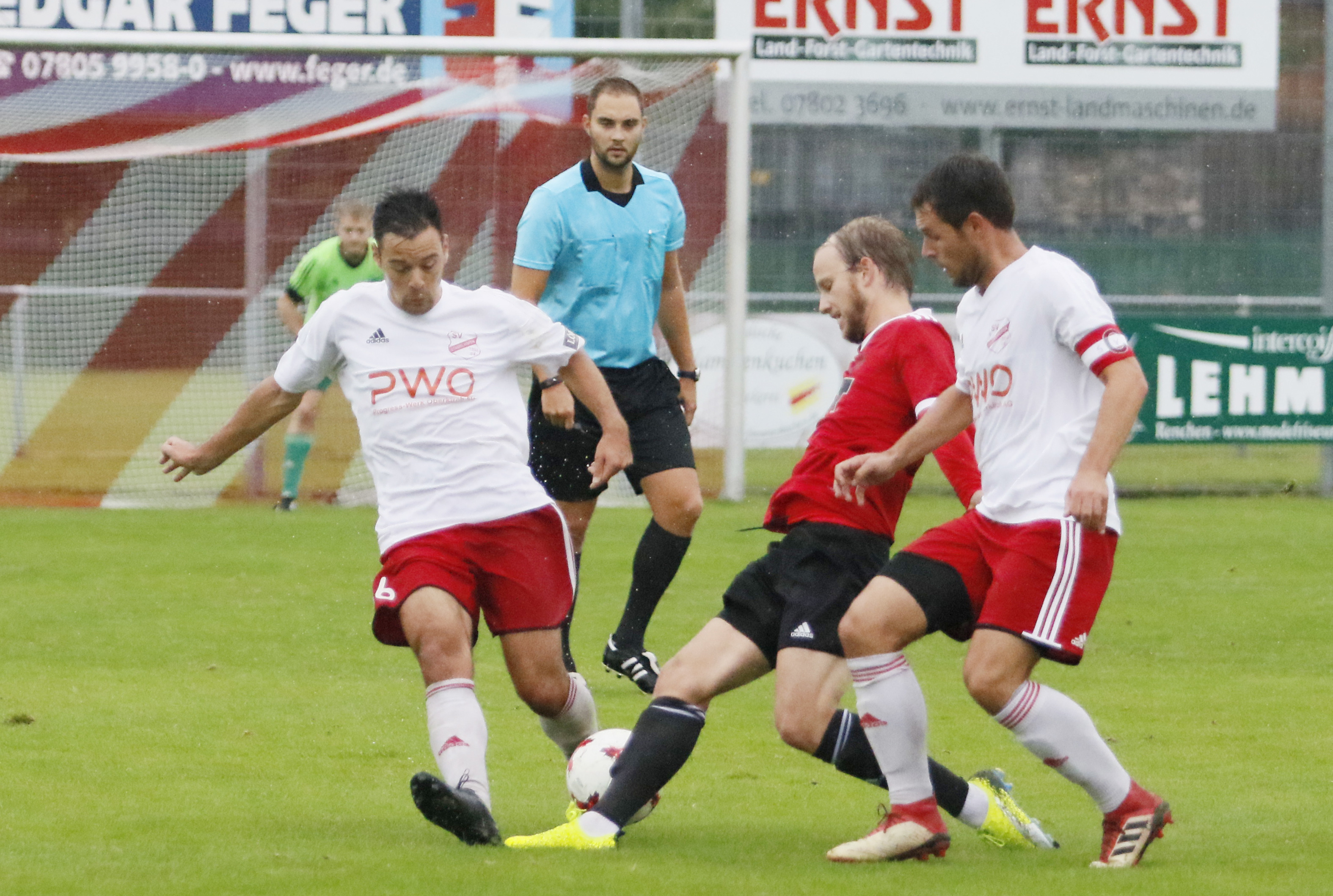 Der SV Stadelhofen (weißes Trikot) konnte sich im Heimspiel gegen den VfB Bühl nicht durchsetzen und verlor mit 1:3.