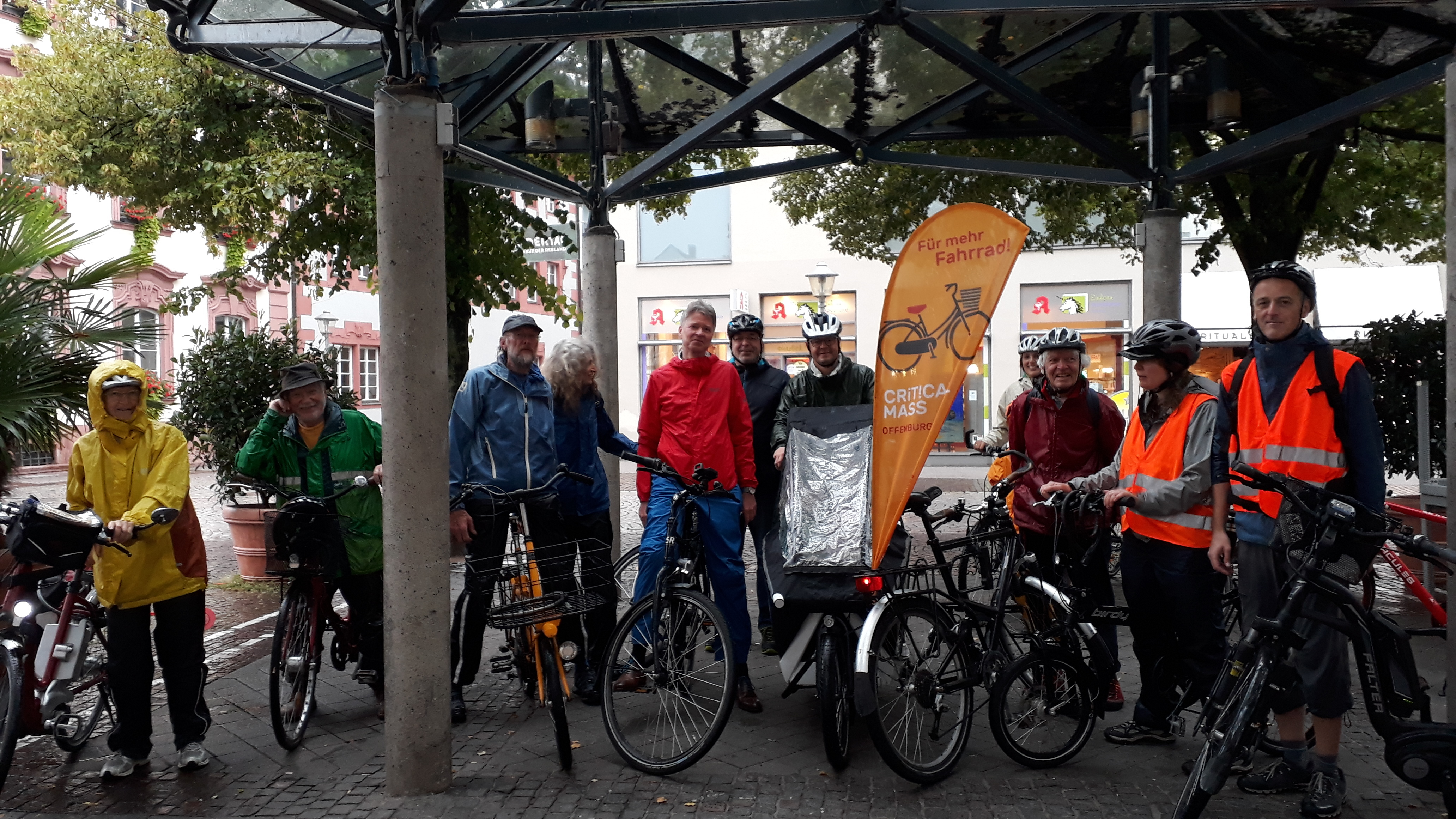 Harald Rau und Marco Steffens (Mitte, v. l.), die sich als Oberbürgermeister in Offenburg bewerben, nahmen am Freitag auf der Ausfahrt von Critical Mass teil.