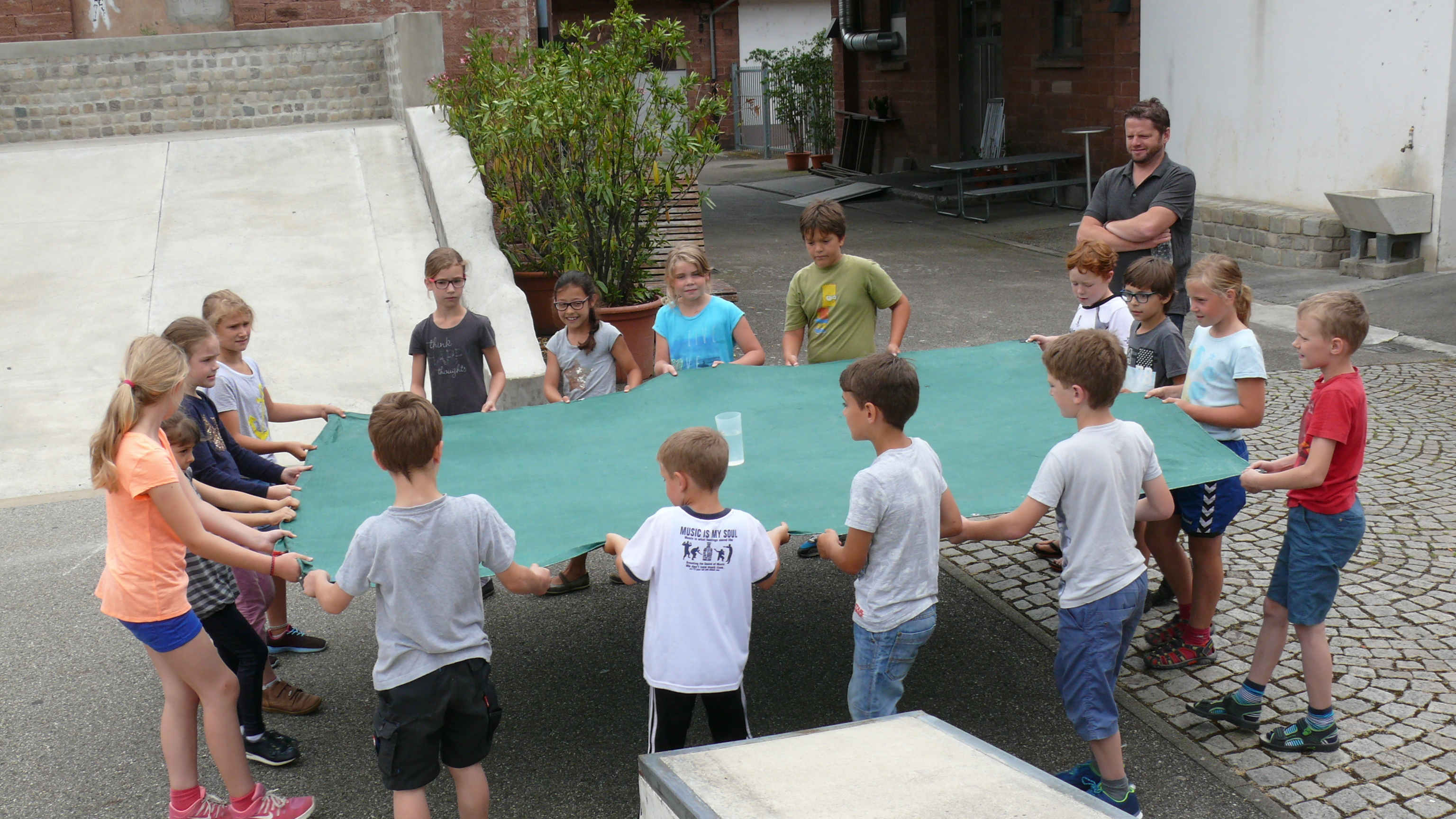 Heiko Heimburger vom Schlachthof-Team mit Schulkindern beim Teamtrainig