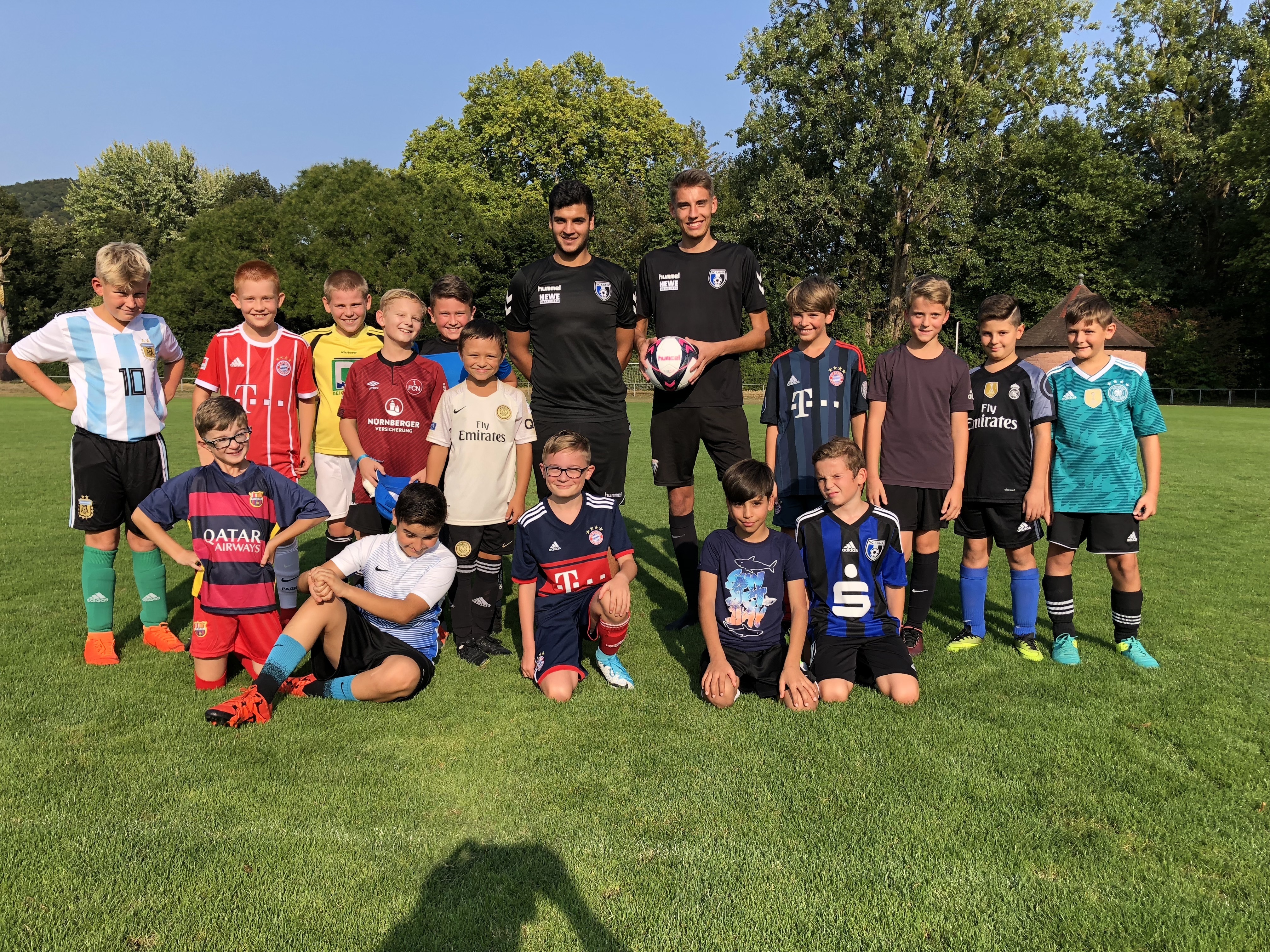 „Amtsübergabe“ beim Sportclub Lahr: Lion Wellnitz (Mitte rechts) löste zum 1.September Delovan Aslan (Mitte links) als BFDler ab. Mit dabei die E-Junioren des SC Lahr, die Lion an seinem ersten Arbeitstag auf dem Sportgelände Klostermatte begrüßten.