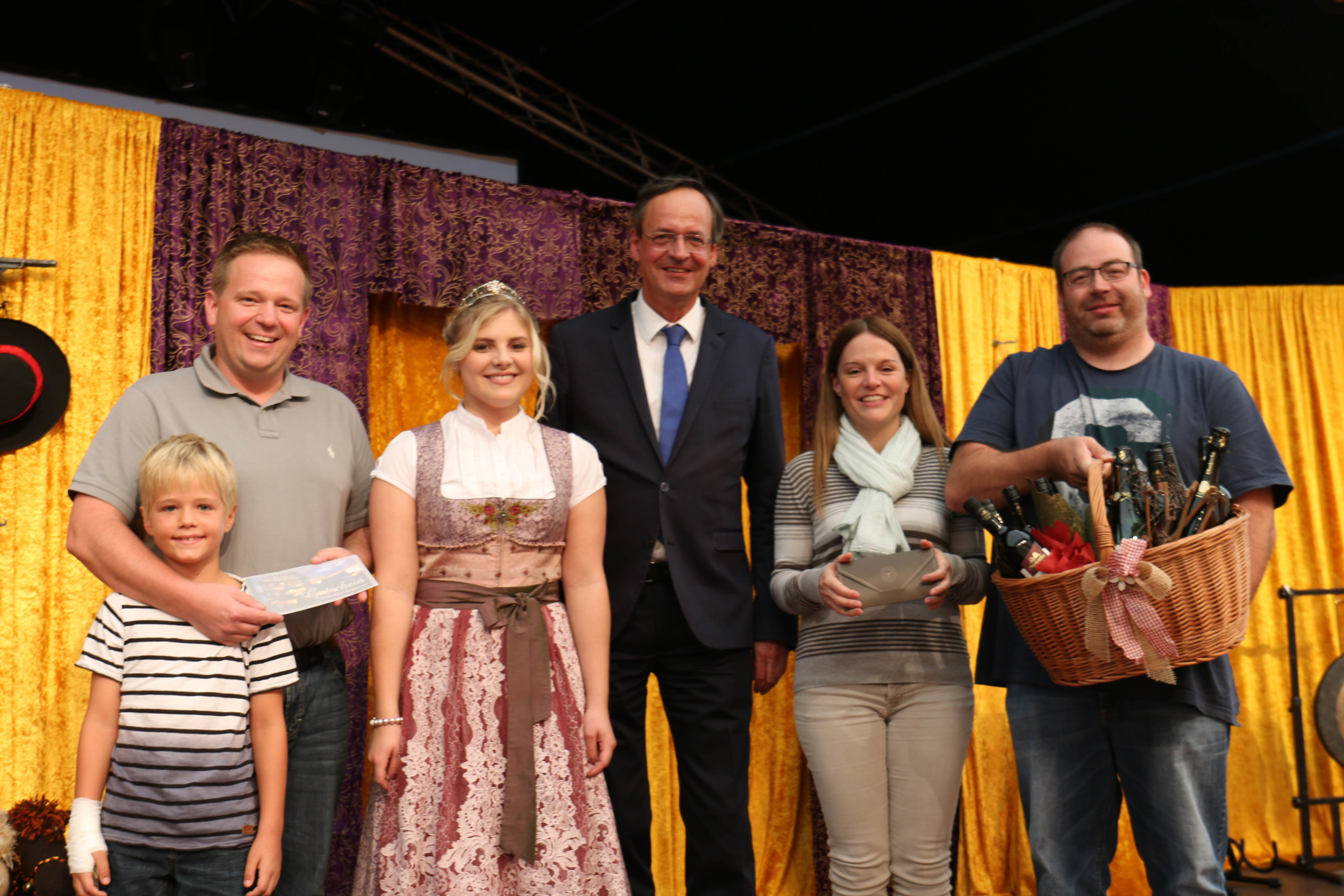 So sehen Gewinner aus (v.l.n.r.): Anton und Mirko Slager vom Hotel „Die Alm“. Zu dem Gewinn gratulieren die Weinhoheit Melina Sauer mit Oberbürgermeister Matthias Braun. Weitere Gewinner sind Julia Ganter, stellvertretende Leiterin der Sparkassen-Geschäftsstelle Oberkirch sowie Danny Schneider von Polymerisat Technik GmbH.