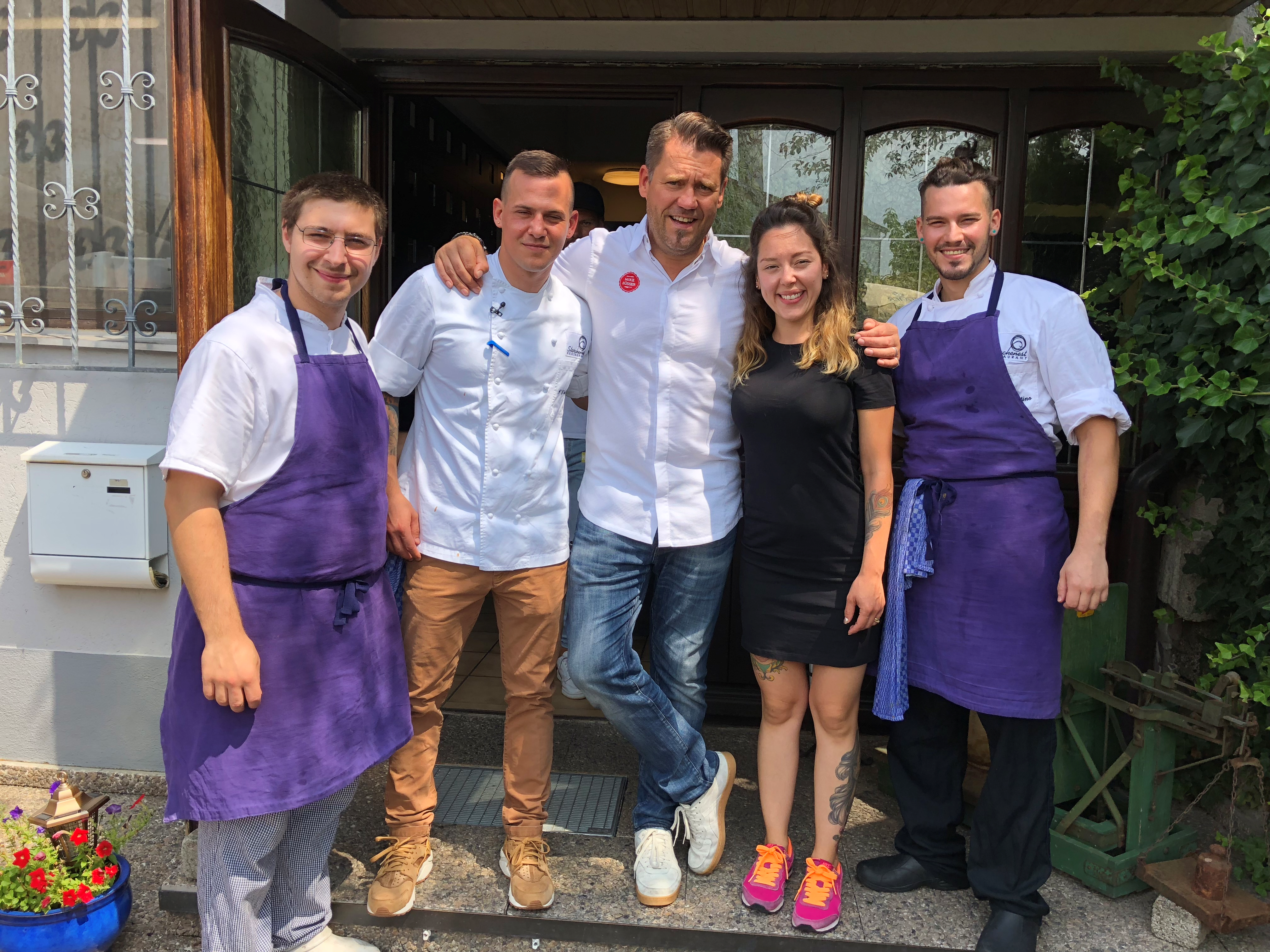 Profikoch Mike Süsser (Mitte) bei den Dreharbeiten mit dem Team des "Storchenest"