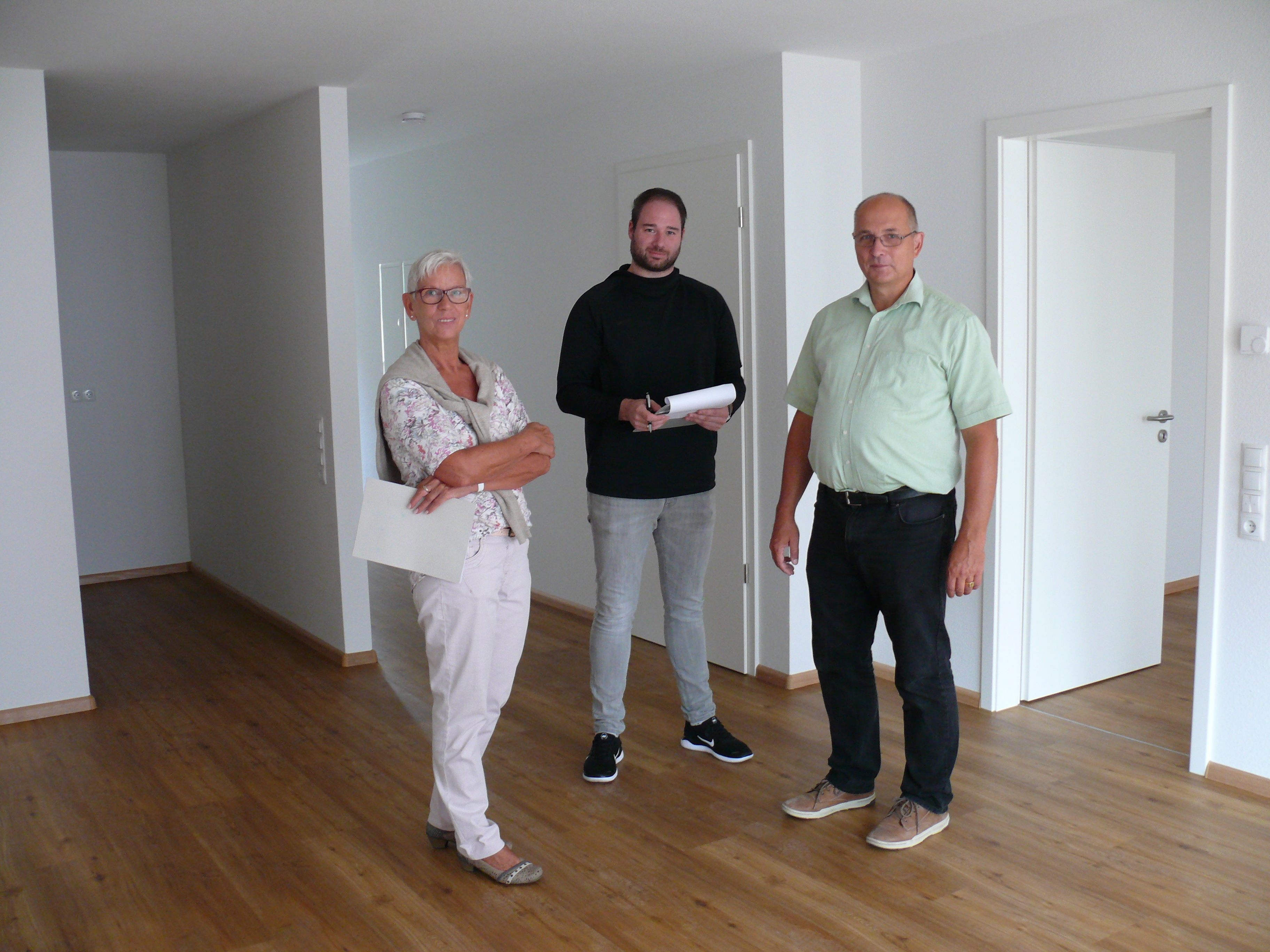 Bei der Übergabe (v. l.): Roswitha Ehret-Meythaler (Gemeinde Ringsheim), Matthias Metzger und Klaus Koch (beide Eichner Baugesellschaft mbH)