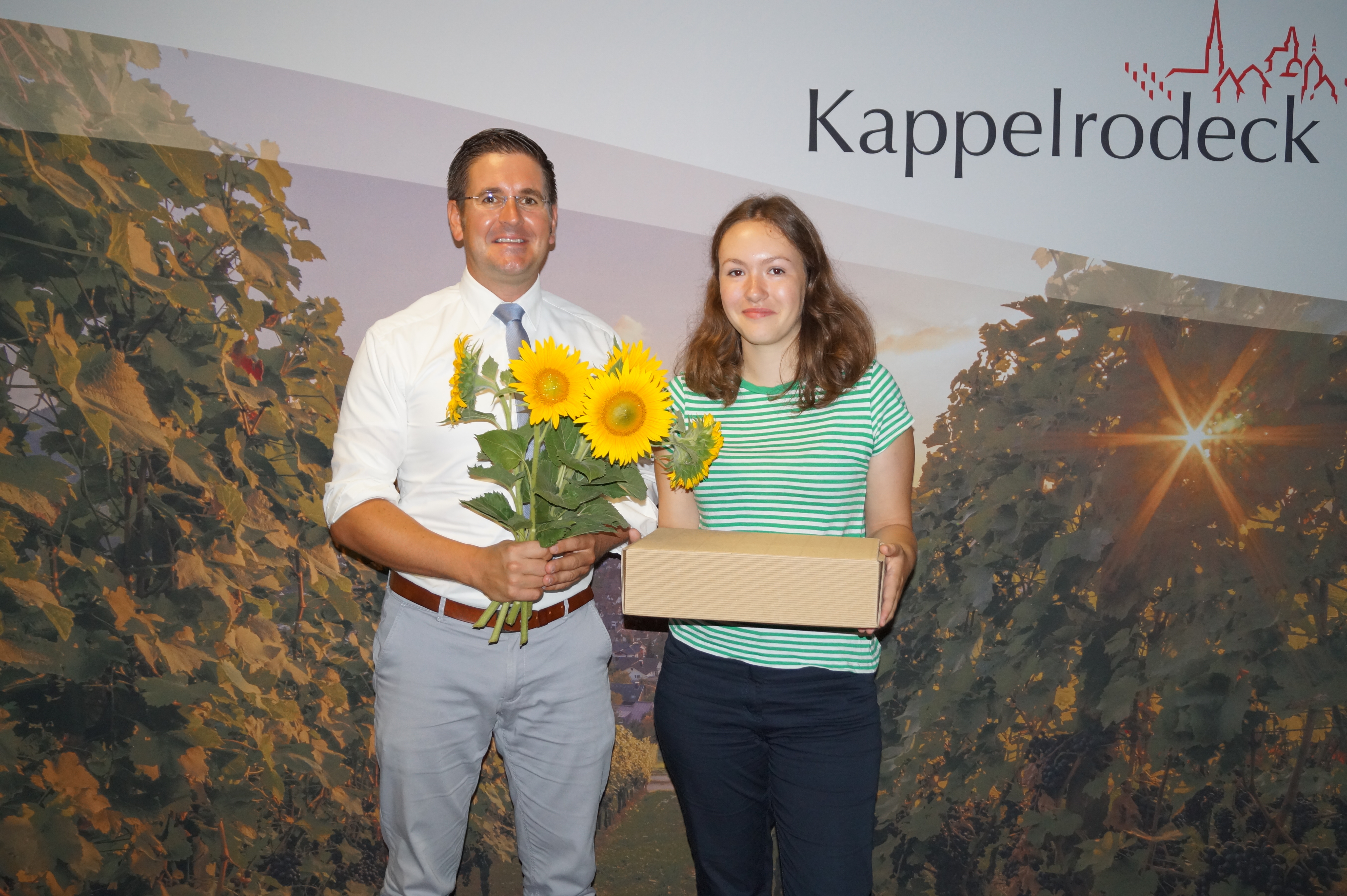 Bürgermeister Stefan Hattenbach wünschte Charlotte Moll (rechts) alles Gute für ihr Auslandsjahr.