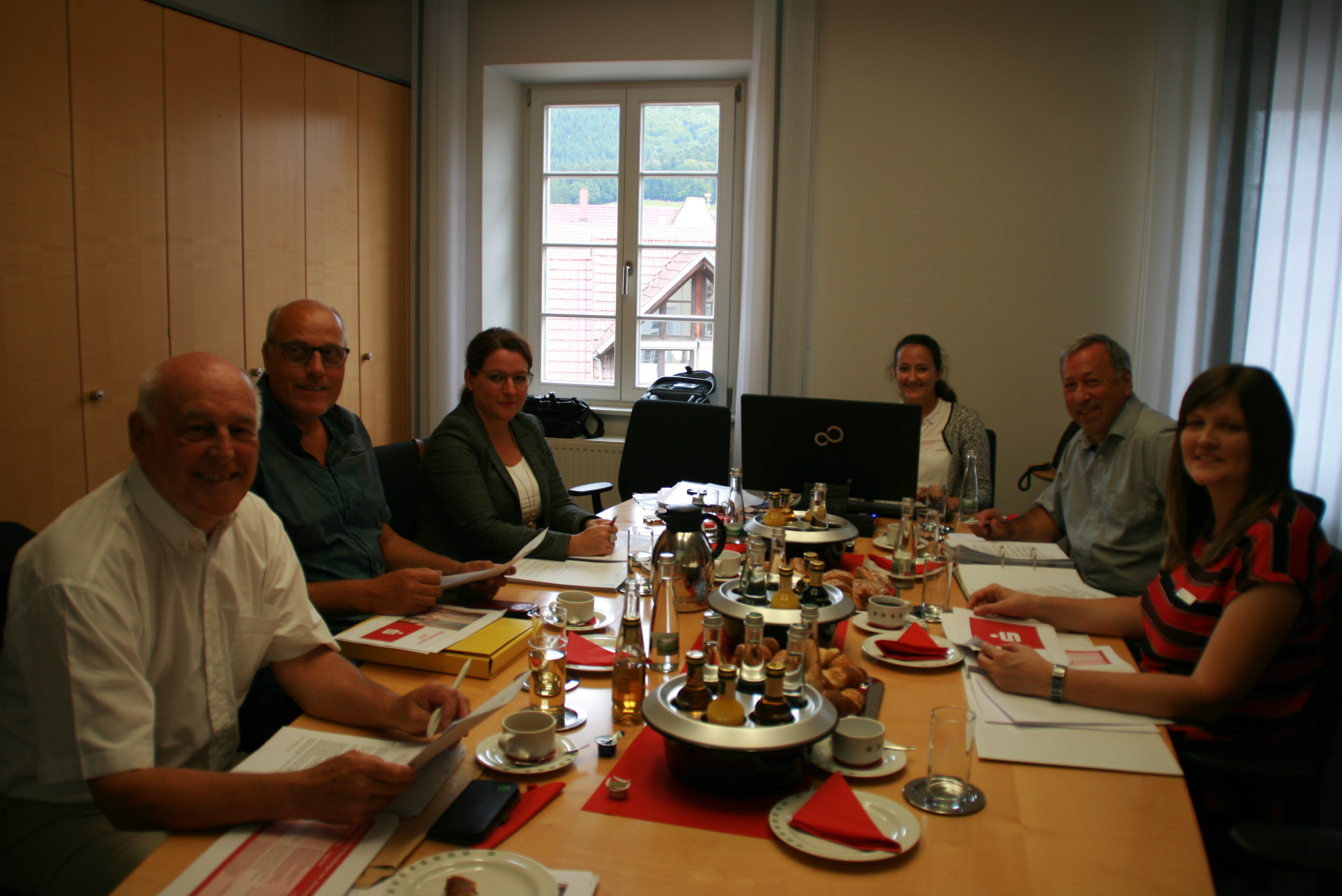 v.l.n.r.: Bernd Antes, Vorsitzender vom Förderkreis e. V. des Bildungszentrum Ritter-von-Buss, Zell a. H.; Rolf G. Hess, Vereinssprecher und Stadtrat in Hornberg; Simone Giesler, Schulleiterin der Graf-Heinrich-Schule Hausach; Anne Müller, Hans-Joachim-Schmidt (Jurysprecher) und Silvia Neumaier von der Sparkasse Haslach-Zell