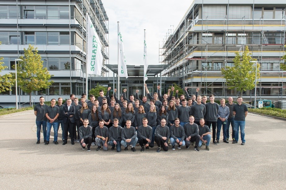 Ausbildungsleiter Ingo Bender (3.v.r.) und Personalleiter Gregor Fährmann (4.v.l.) begrüßten die neuen Auszubildenden am Schaeffler-Standort in Bühl.