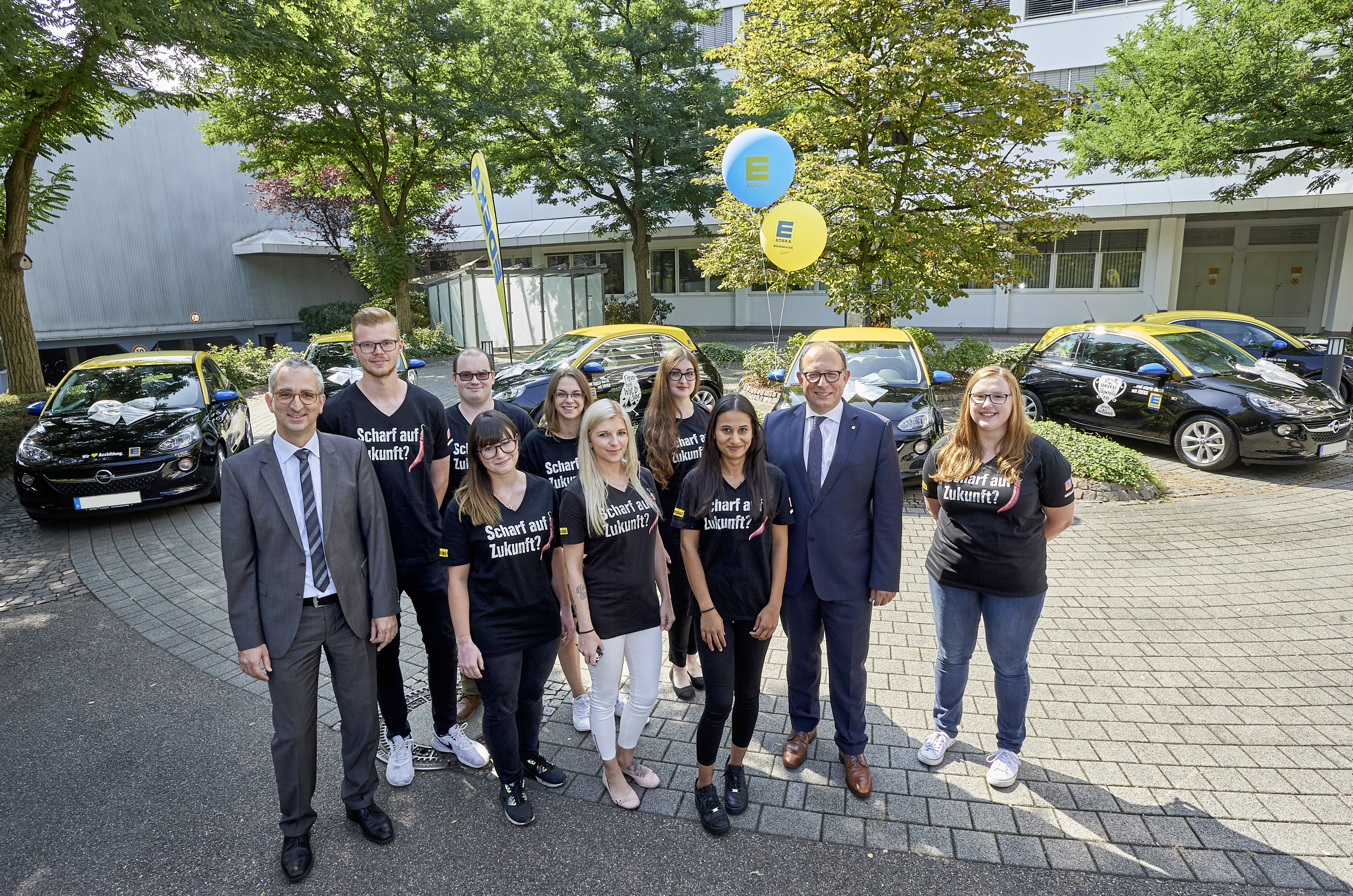 Ein Jahr kostenlos Autofahren: Rainer Huber, Sprecher der Geschäftsführung, (zweiter von rechts) mit acht der insgesamt zehn Gewinnern