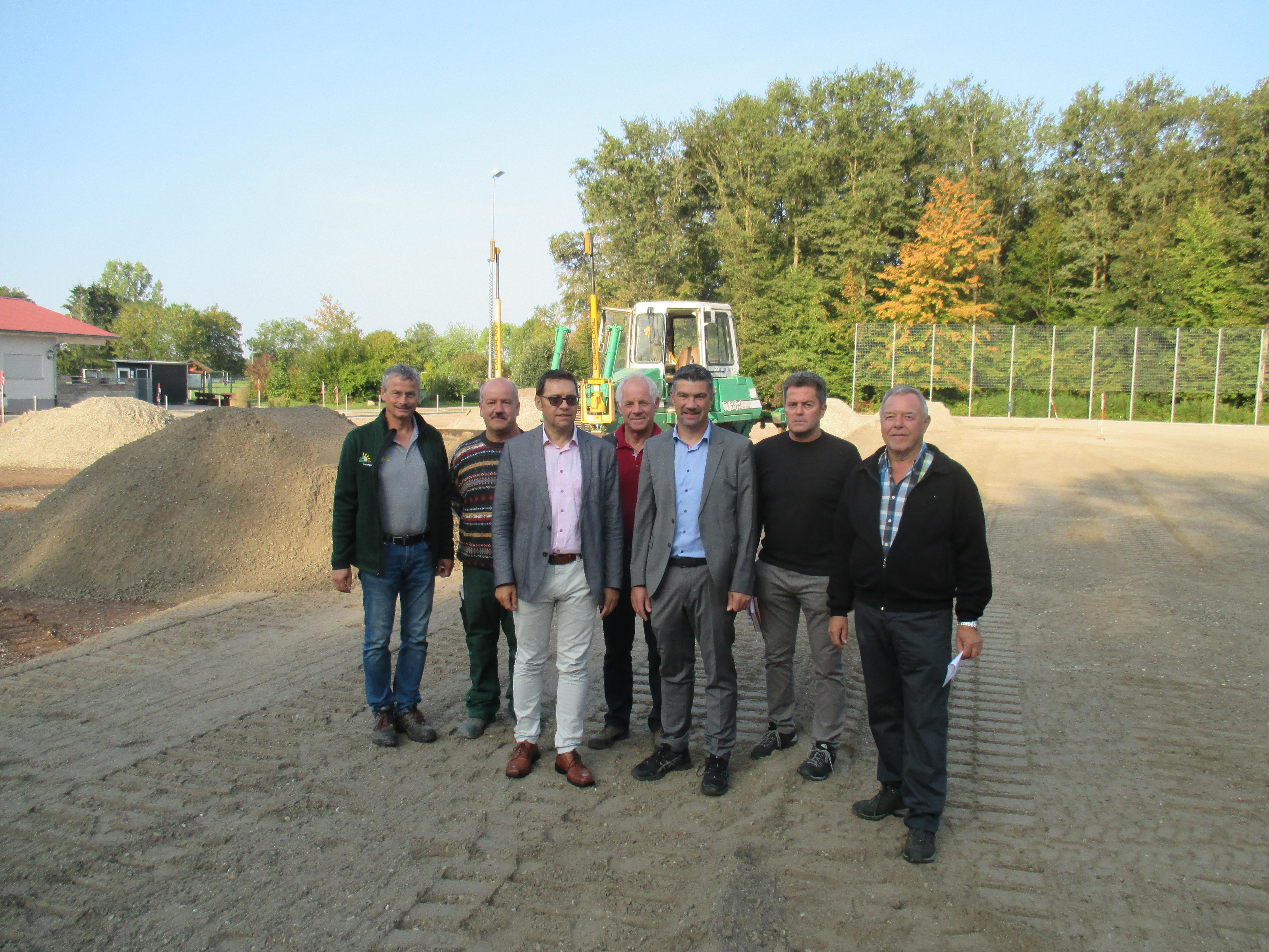 Die Bauunternehmer ( (v.l.n.r.) Martin Sauter und Michael Ruschmann von der Firma bau+grün sowie Oberbürgermeister Klaus Muttach, Ortsvorsteher Ulrich Berger, Bernd Boschert vom FV Wagshurst und Jürgen Rohrer vom Tiefbauamt der Stadt Achern sowie Franz Frank - auch vom FV Wagshurst - stehen auf dem noch unfertigen Sportplatz.