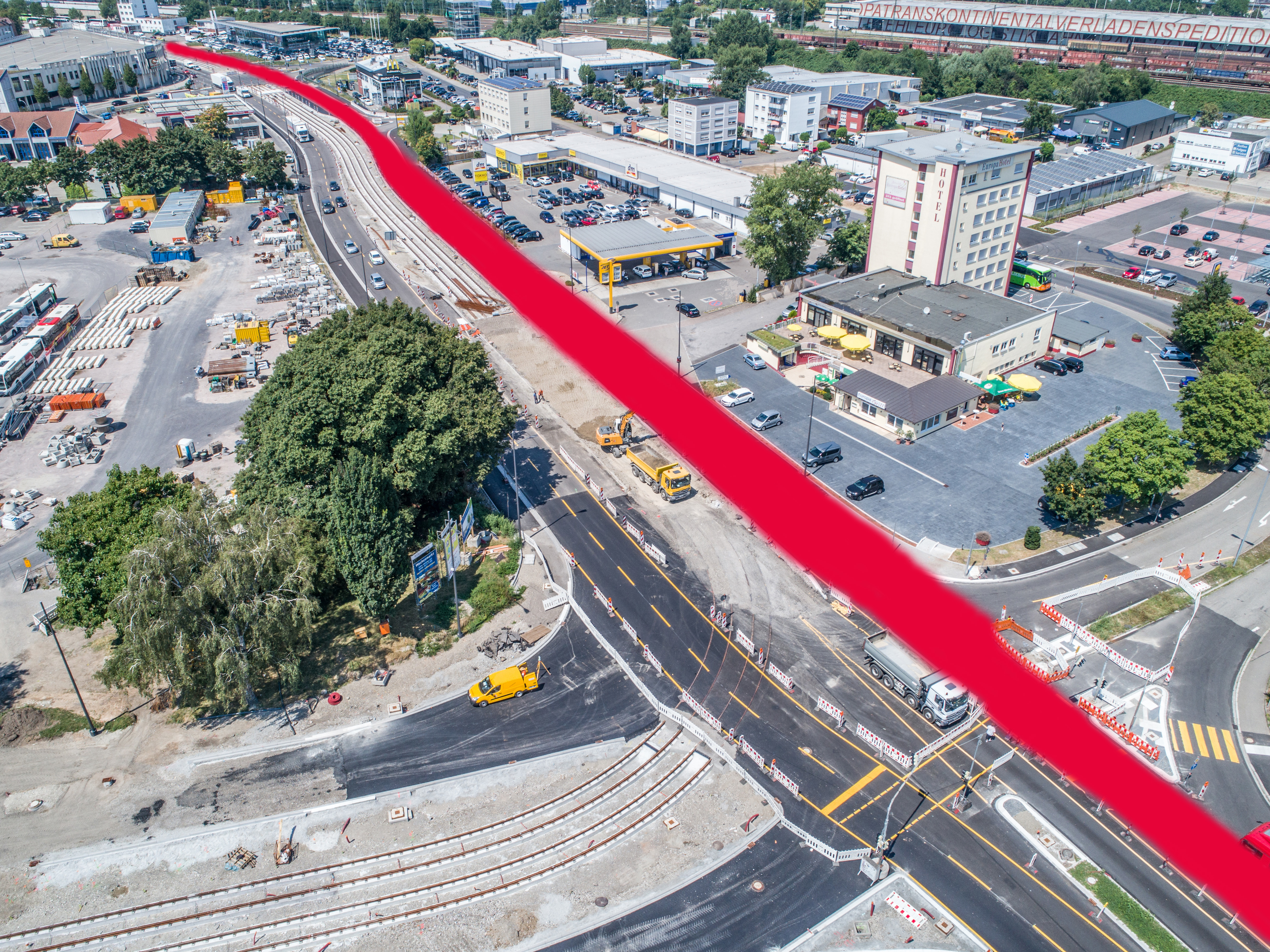 Auf der Nordseite der B28 (roter Strich) ist die erste Phase der Sperrung, die Südseite folgt.