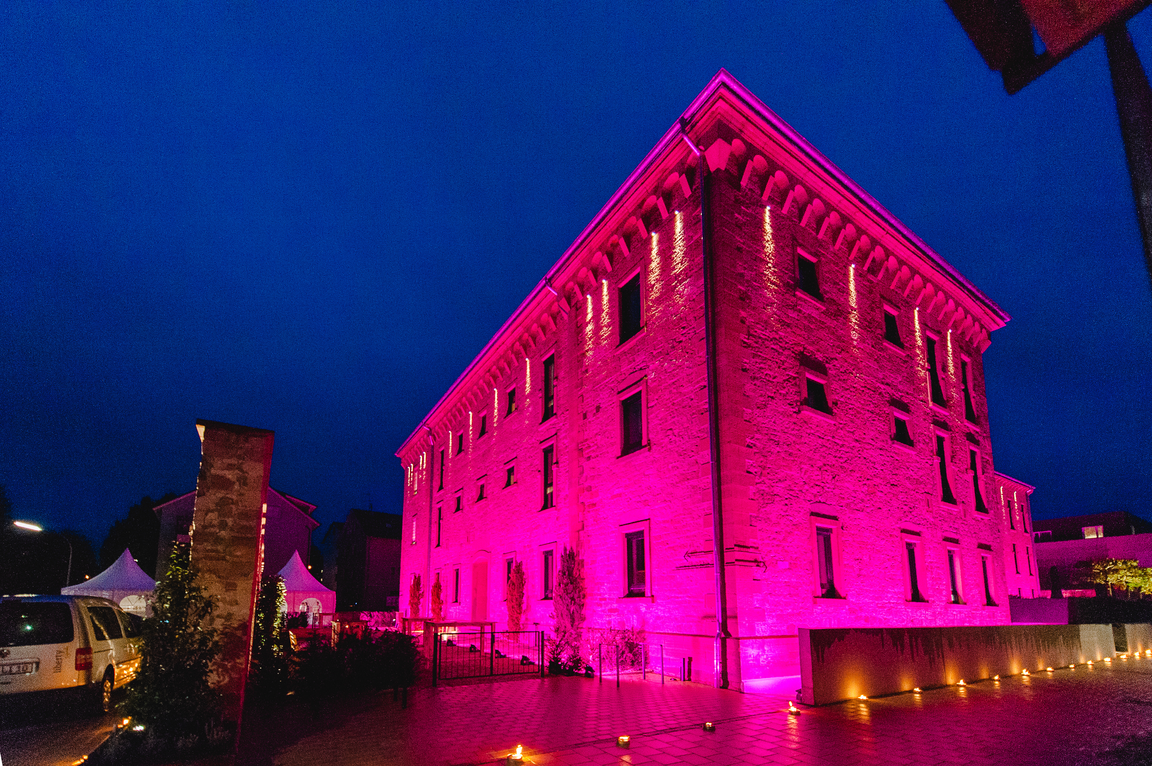 In neuem Licht erscheint das alte Gefängnis Offenburgs, einem heutigen Hotel.