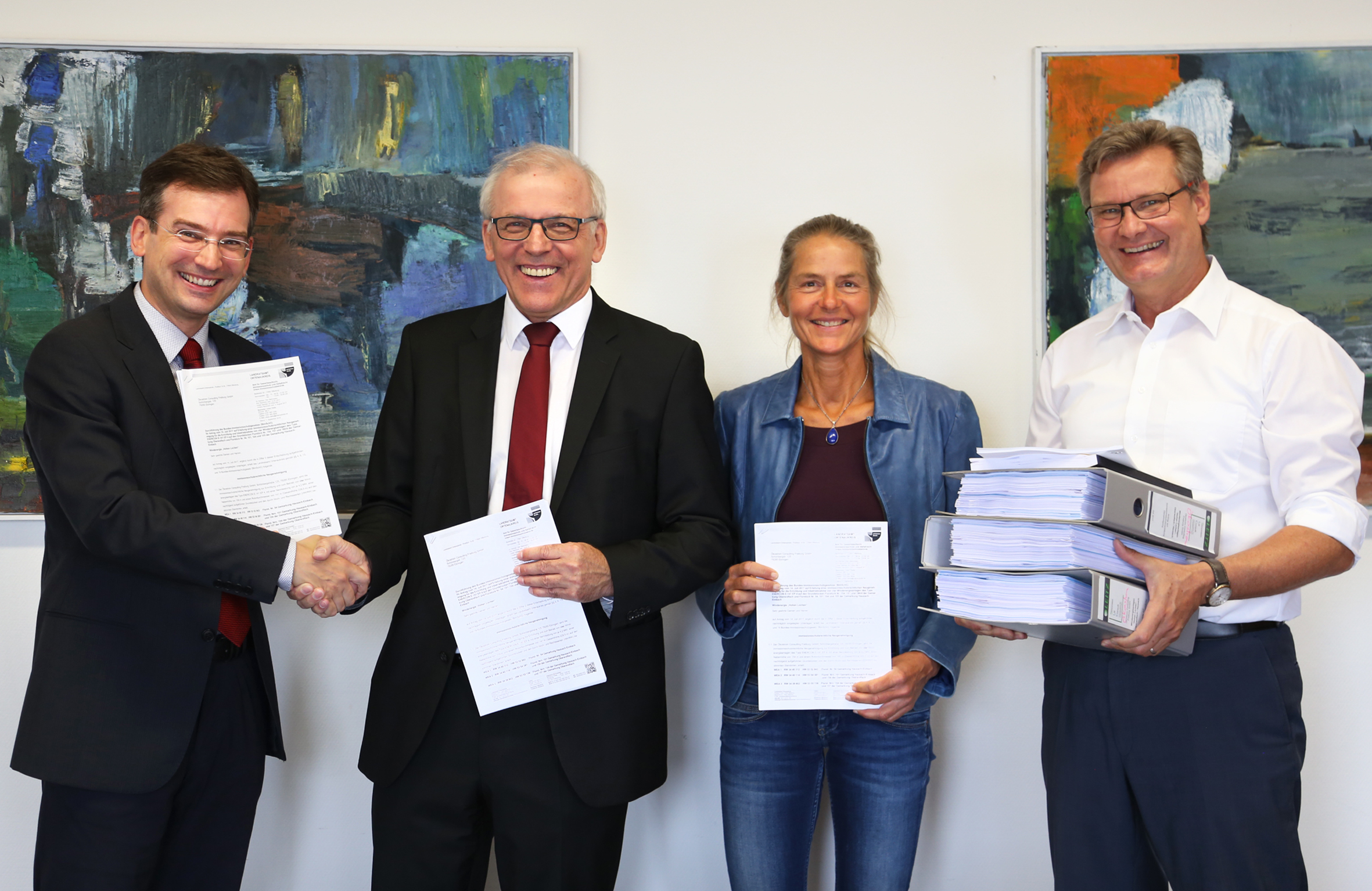 Von links: Der Erste Landesbeamte des Ortenaukreises Dr. Nikolas Stoermer mit Andreas Markowsky, Ökostrom Consulting Freiburg GmbH, Kirsten Simonsen, Ingenieurbüro Simonsen Lill Consult, und Klaus Preiser von Badenova bei der Übergabe der umfassenden Genehmigung.
