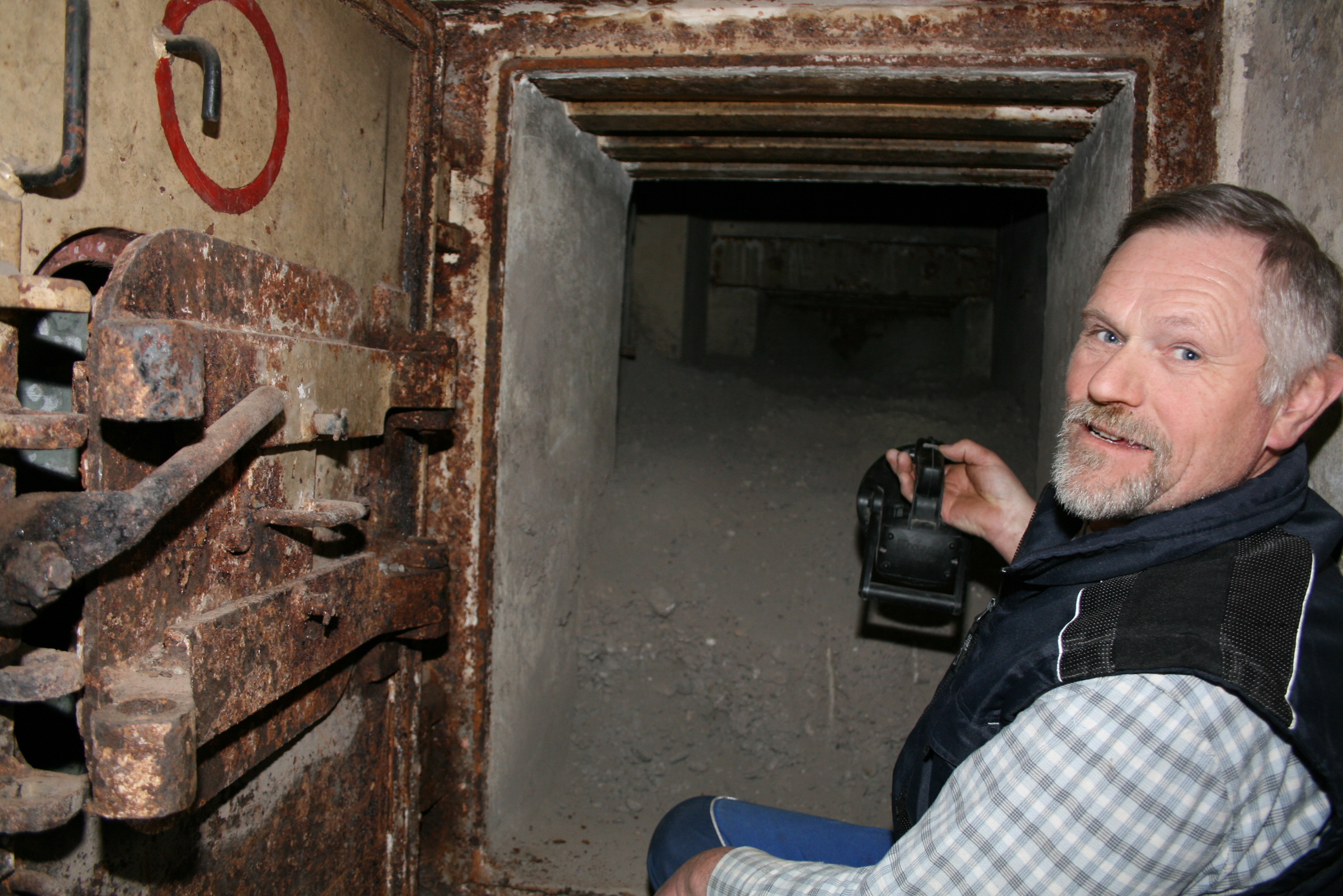 Erich Nagel leuchtet den Weg in den Tarnbunker im Kehler Ortsteil Neumühl.