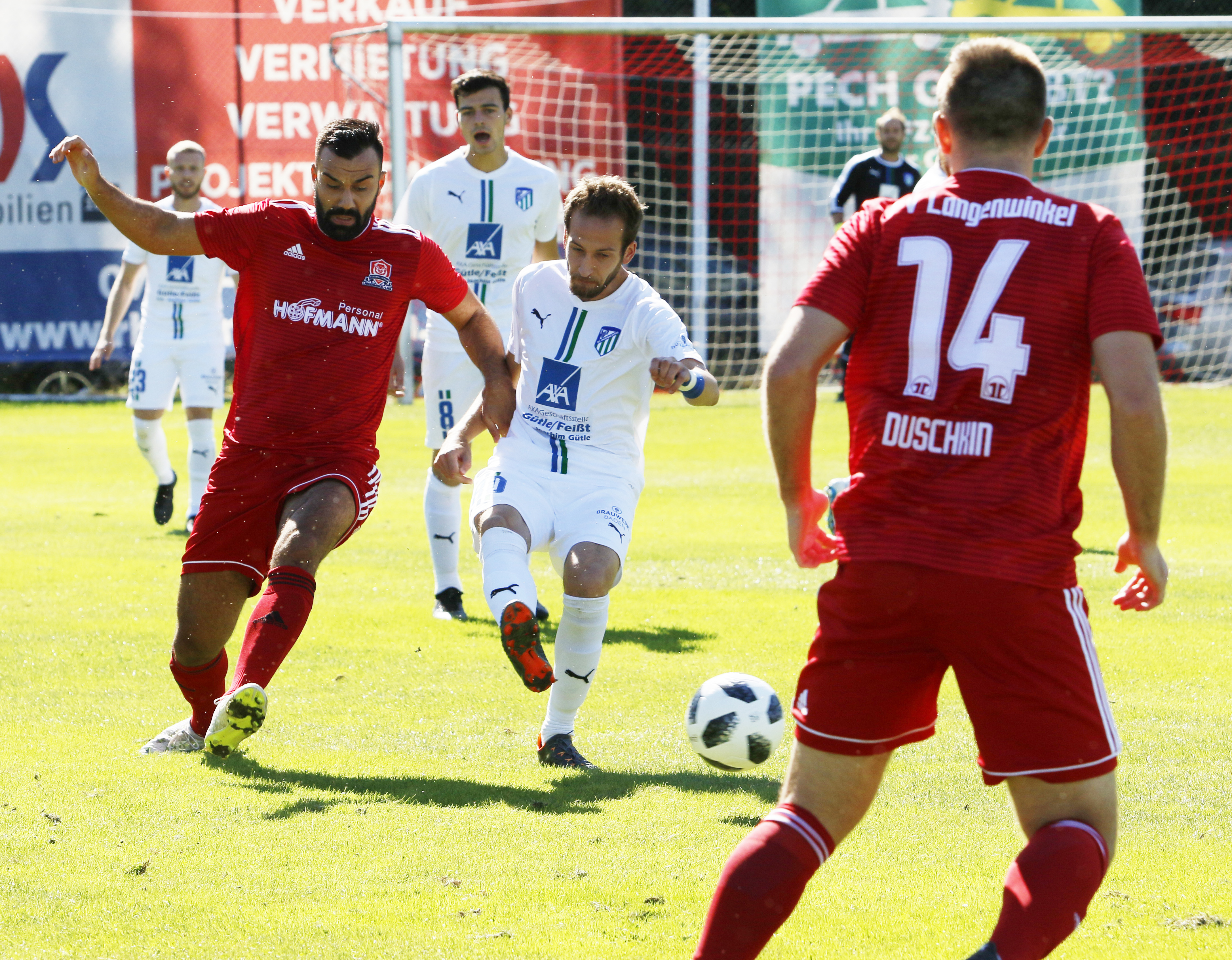 Der FV Langenwinkel (rotes Trikot) kassierte gestern Nachmittag eine knappe 1:2-Niederlage gegen den SC Durbachtal.