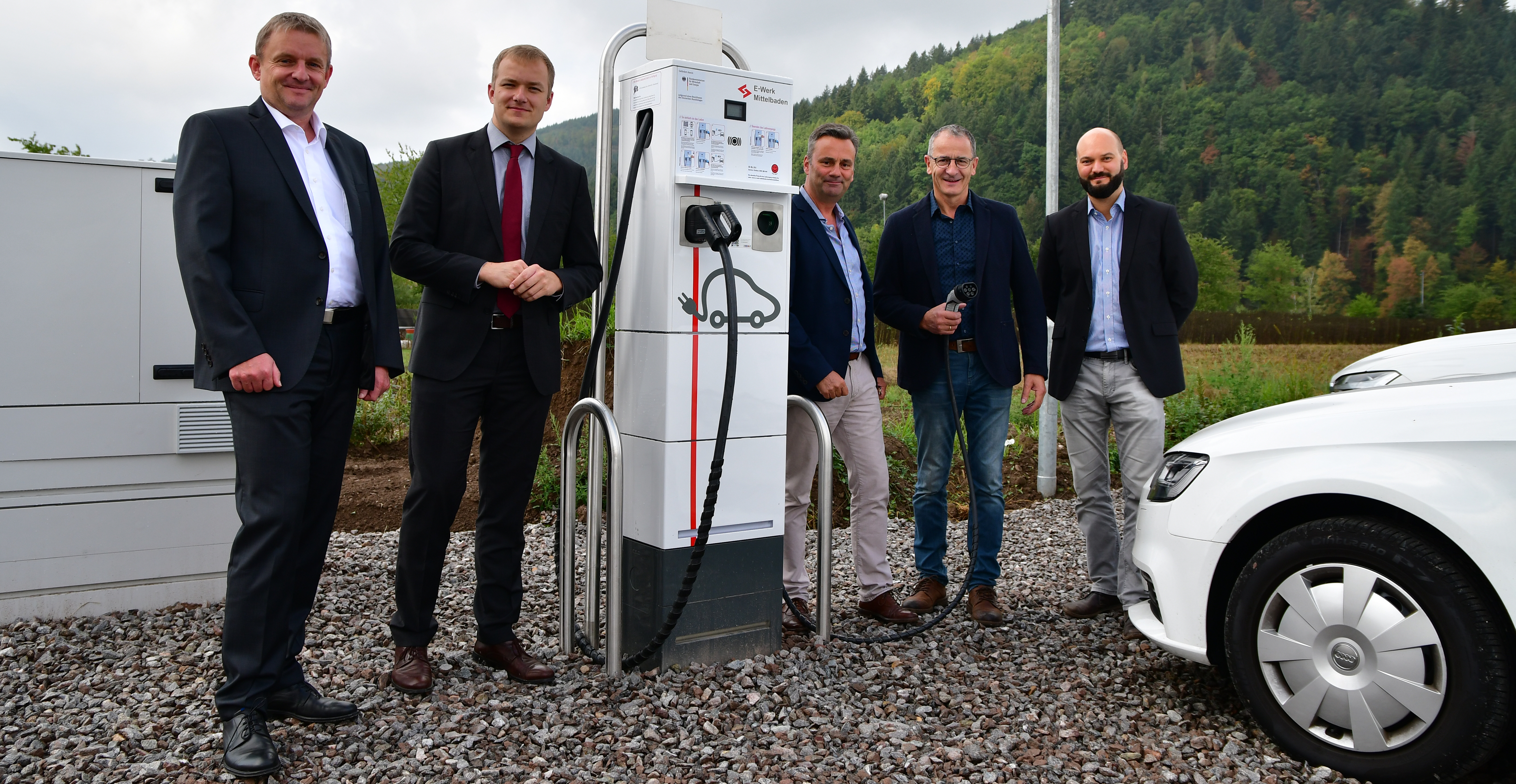 Martin Wenz, Bürgermeister Philipp Clever, Stefan Rasche, Ulrich Müller und Michael Mathuni testen die erste Schnellladesäule des E-Werk Mittelbaden auf dem Parkplatz der Marktscheune in Berghaupten (v. l.).