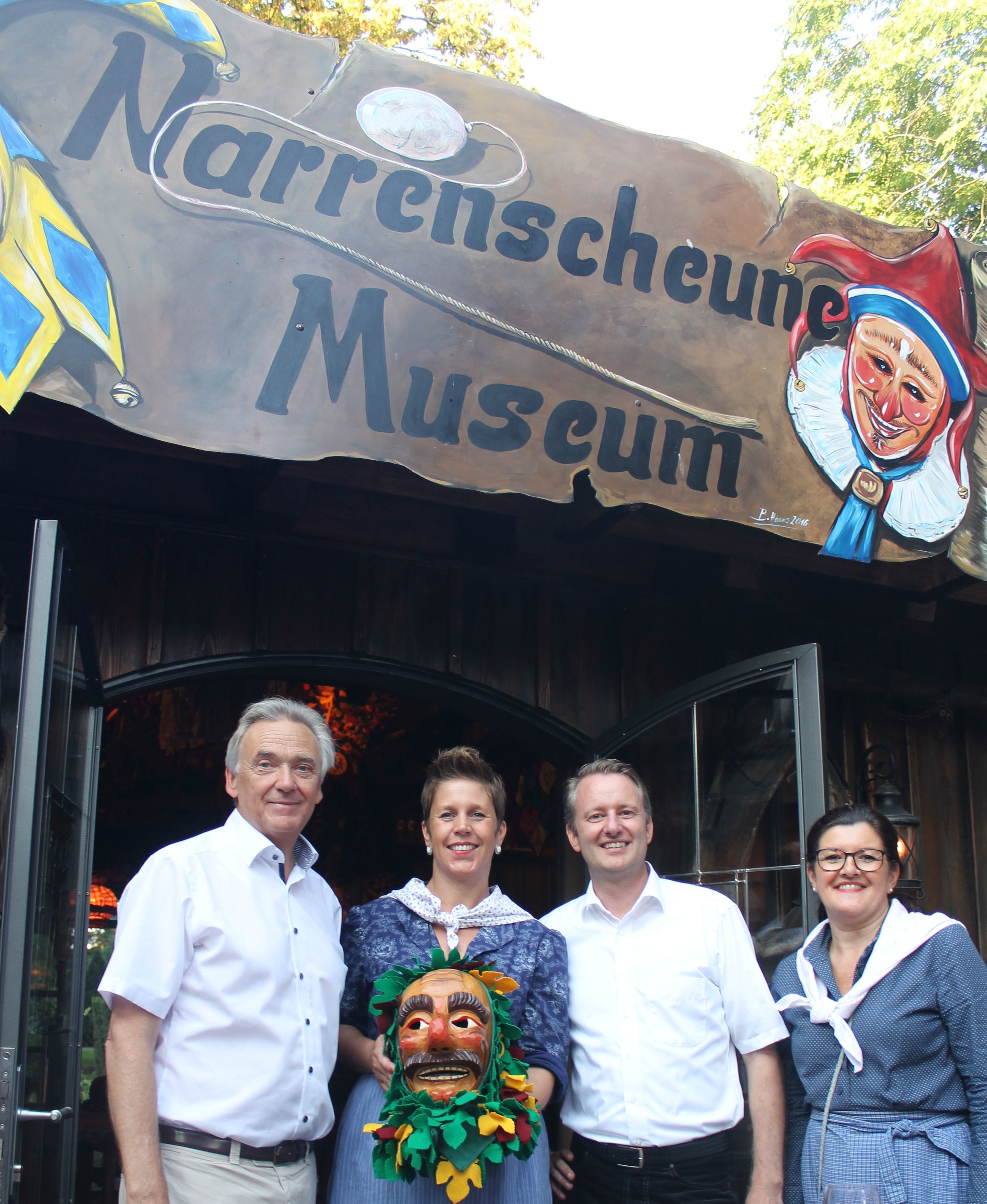 Übergabe der Maske im Europa-Park