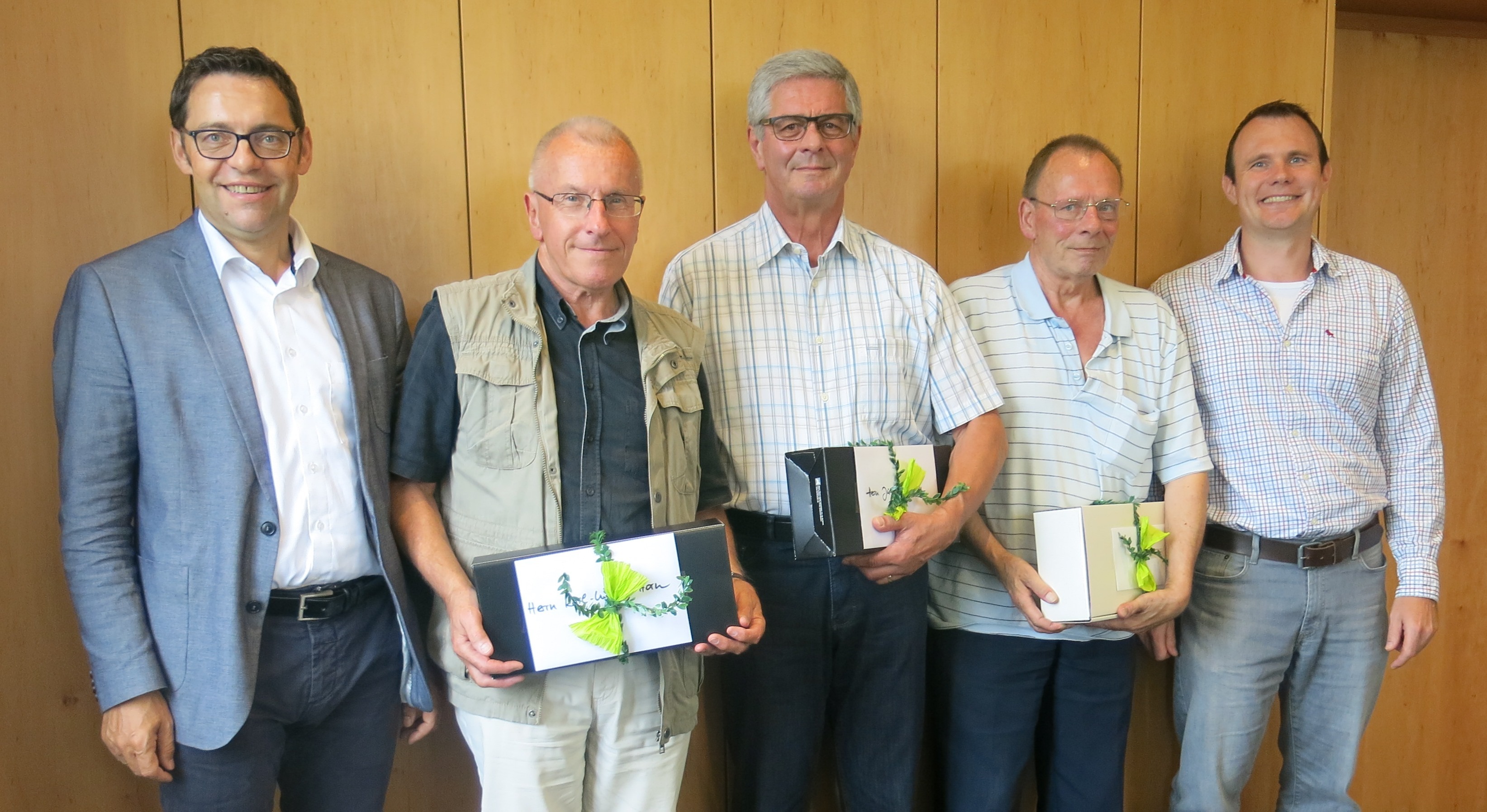 Oberbürgermeister Klaus Muttach (v. l. n. r.) dankt für ihre ehrenamtliches Engagement Karl-Ludwig Horn, Jürgen Klemm und Lutz Paetzold. Zu den Gratulanten gehörte auch Steffen Kasteleiner (r.). Er ist Integrationsbeauftragter der Stadt Achern.