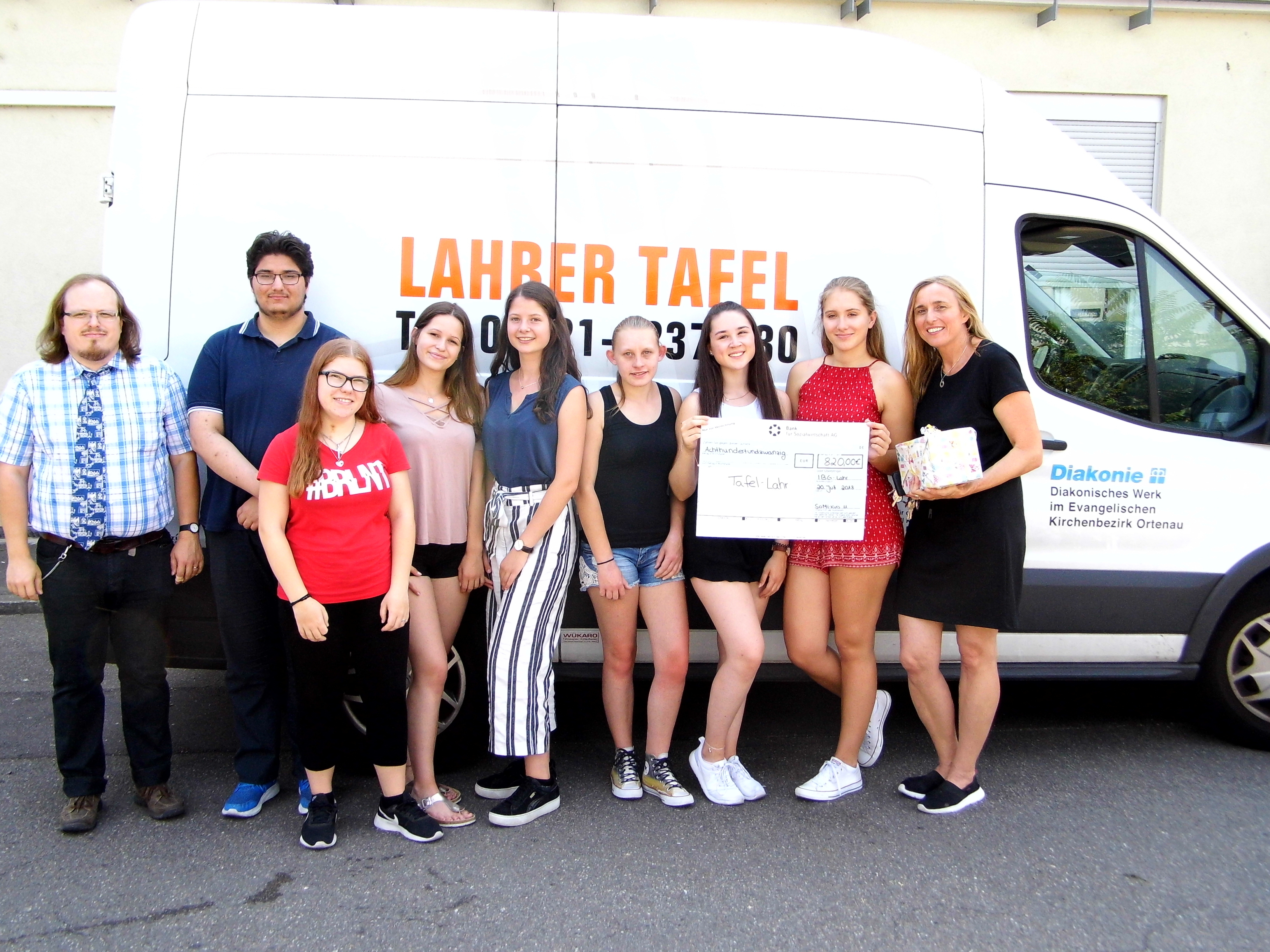 Schüler des Sozialmanagement-Kurses gemeinsam mit ihrem Lehrer David Albrecht und der Leiterin der Lahrer Tafel, Ingrid Schatz