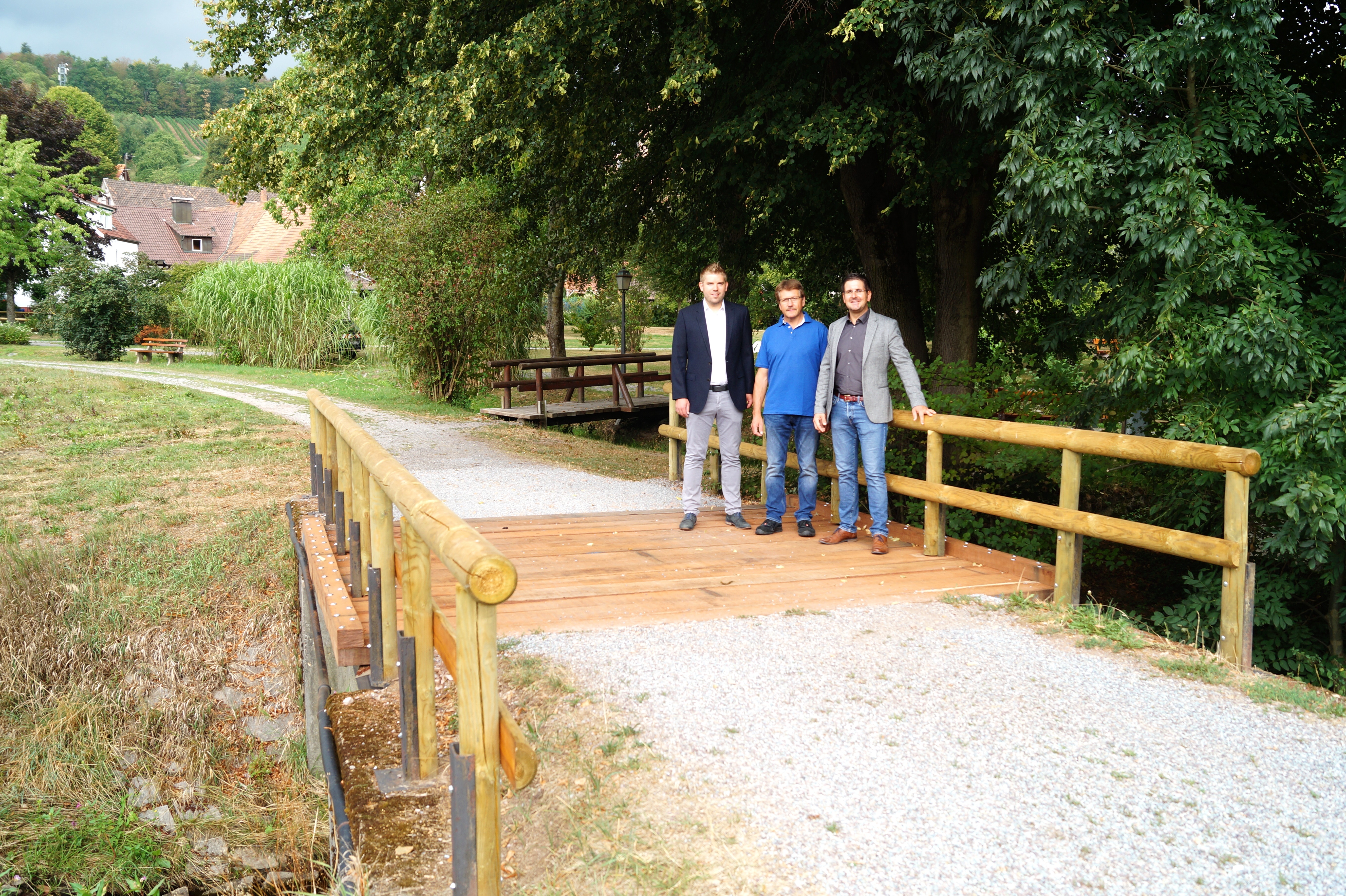 Ortsvorsteher Johannes Börsig, Bauhofleiter Berthold Litsch und Bürgermeister Stefan Hattenbach auf der sanierten Fautenbach-Brücke im Waldulmer Park
