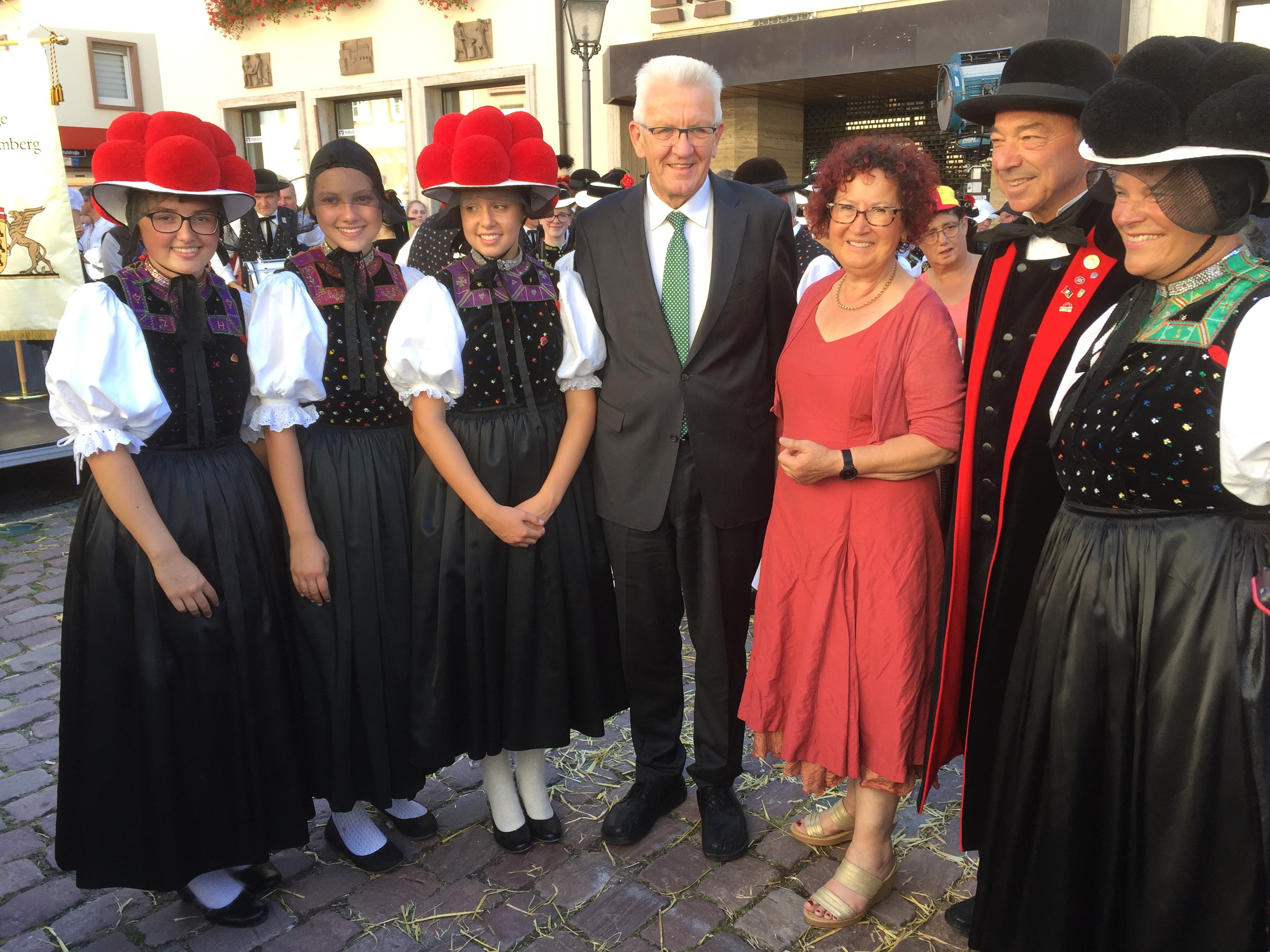 Von links: Joanna Heidig, ihre Schwester Justine Heidig, Lia Brüstle, Ministerpräsident Winfried Kretschmann mit seiner Ehefrau Gerlinde, Bürgermeister Siegfried Eckert mit seiner Begleitung Brunhilde Schweizer