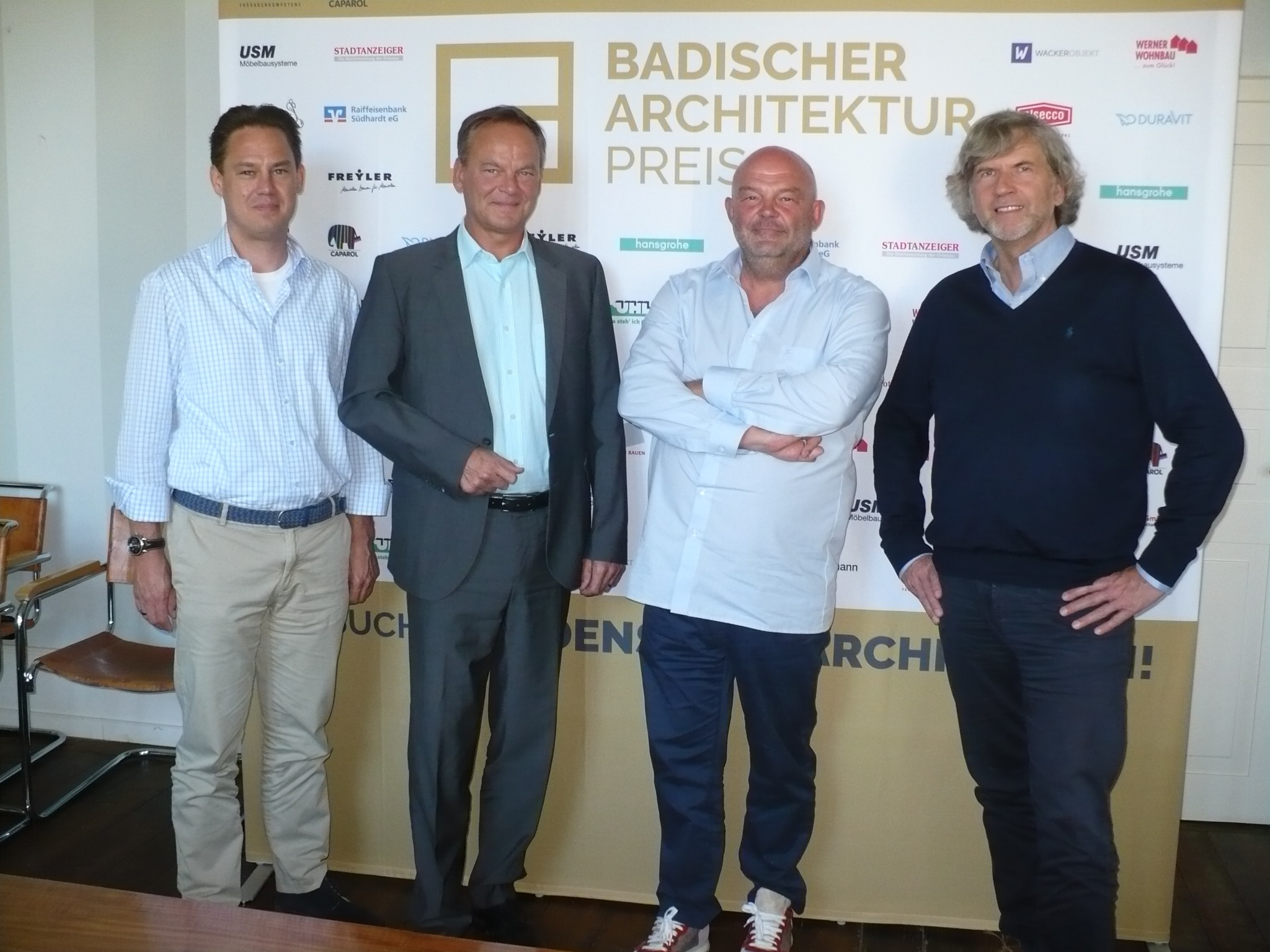 Für das Projekt "Badischer Architekturpreis" konnte Jürgen Grossmann (2. v. r.) Landrat Frank Scherer (2. v. l.) und Sponsoren wie Christian Breisacher von Alsecco und Caporal (ganz links) und Stefan Hoskte von Hansgrohe (ganz rechts) gewinnen.