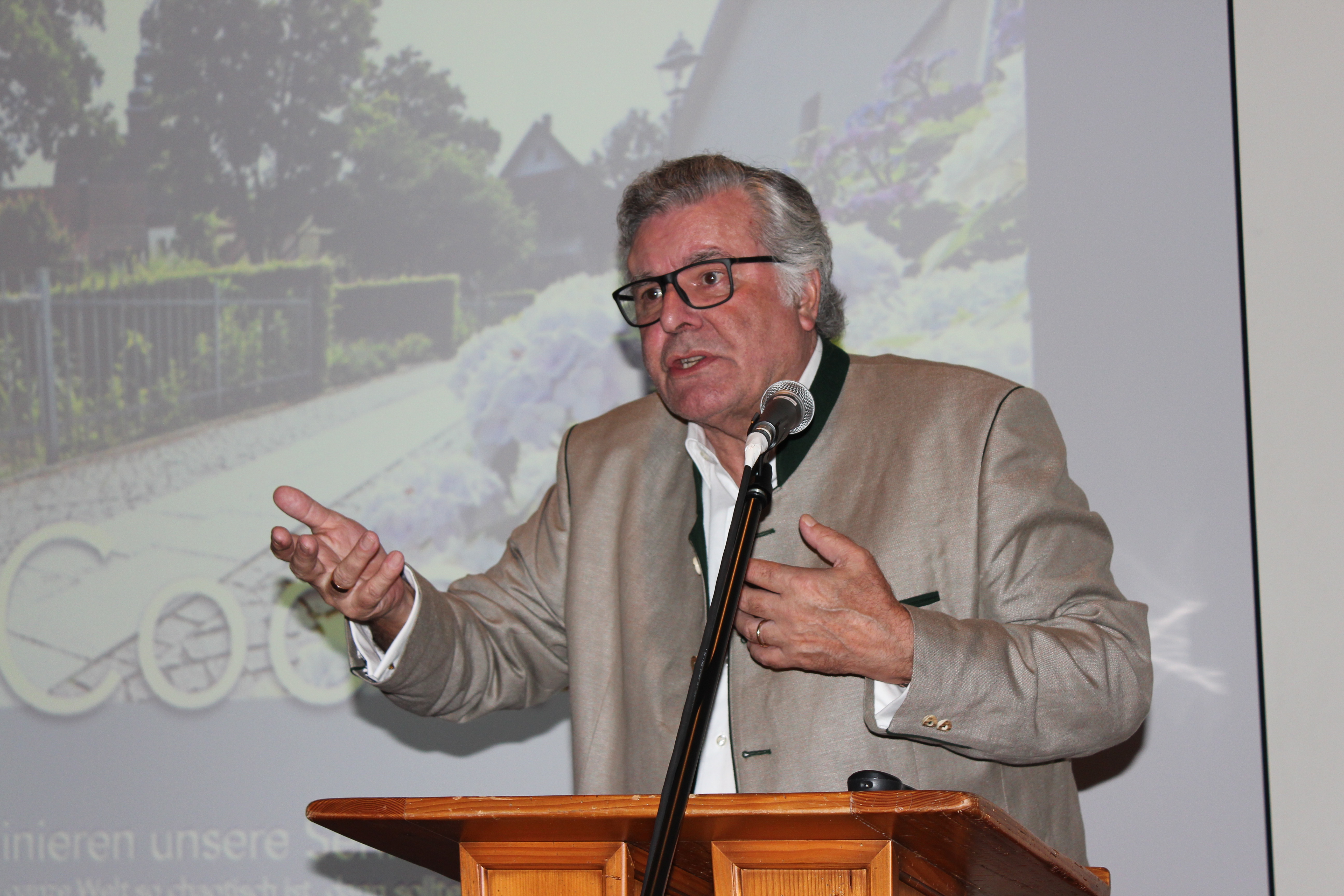 Professor Alexander Doderer referierte zum Thema „Parkhaus Haslach? - Zukunftsperspektiven der Handelsstadt Haslach im Kinzigtal“