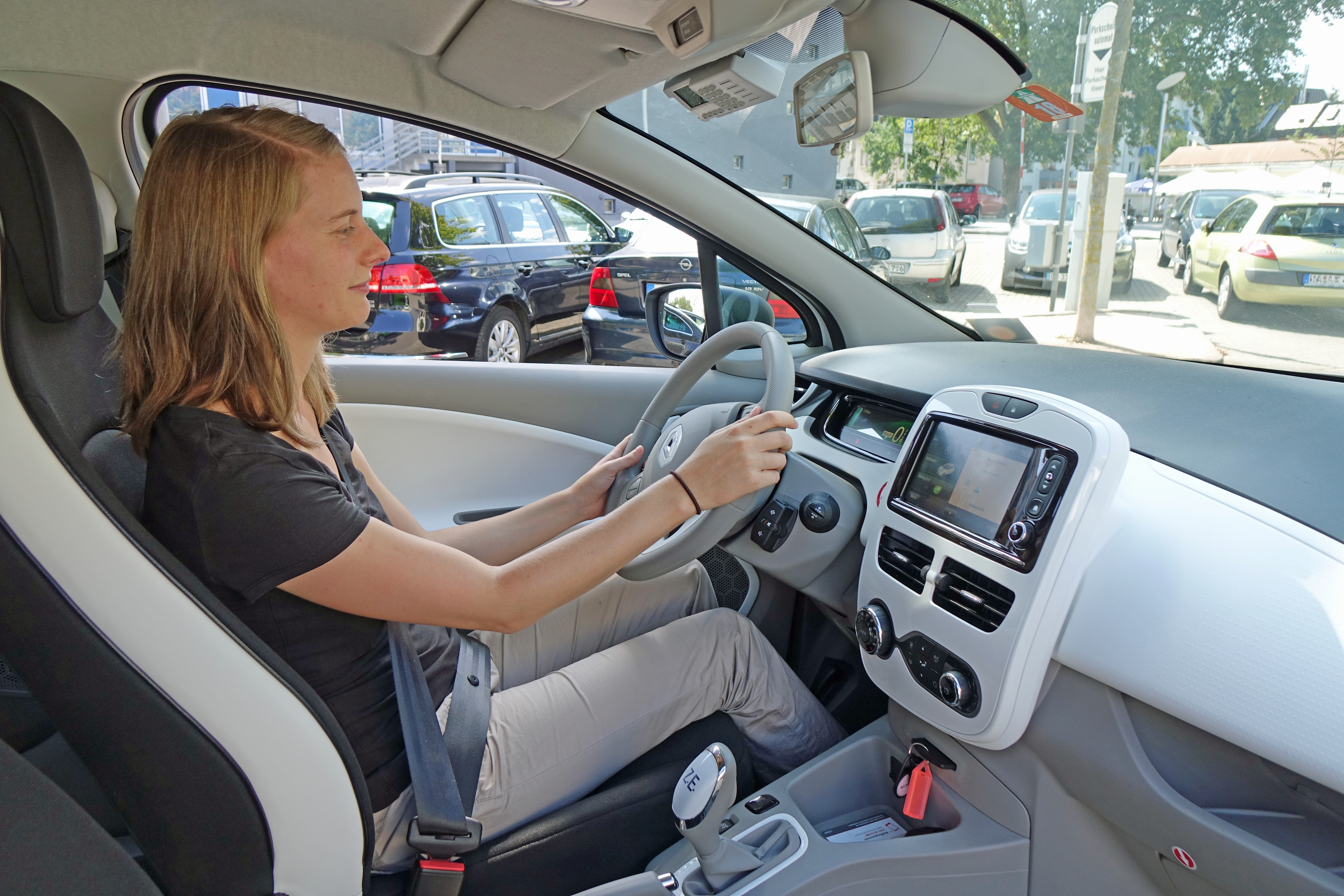 Klimaschutzmanagerin Lea Unterreiner nutzt das E-Auto für Dienstfahrten, greift aber auch privat anstelle eines eigenen Wagens regelmäßig darauf zurück.