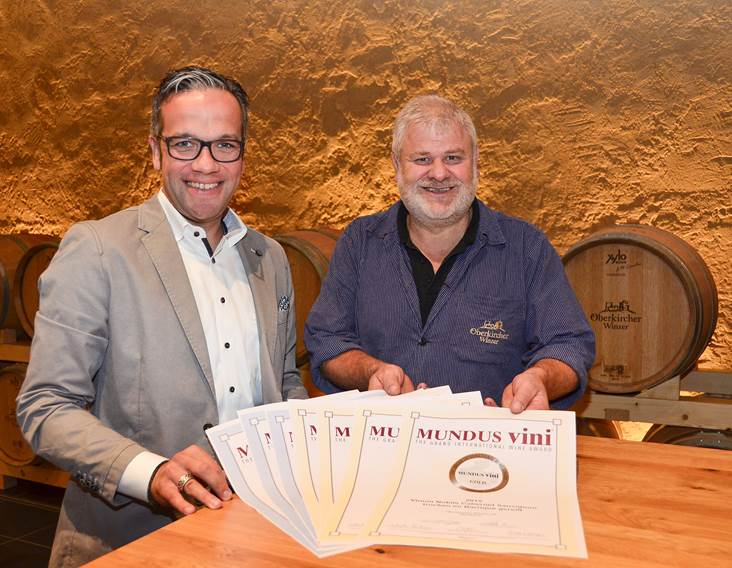 Große Freude bei Markus Ell und Martin Bäuerle (v. l.) über den Goldsegen, darunter „Großes Gold“ beim Internationalen Weinwettbewerb Mundus Vini, eines von zwei in Deutschland und das einzige für Baden.