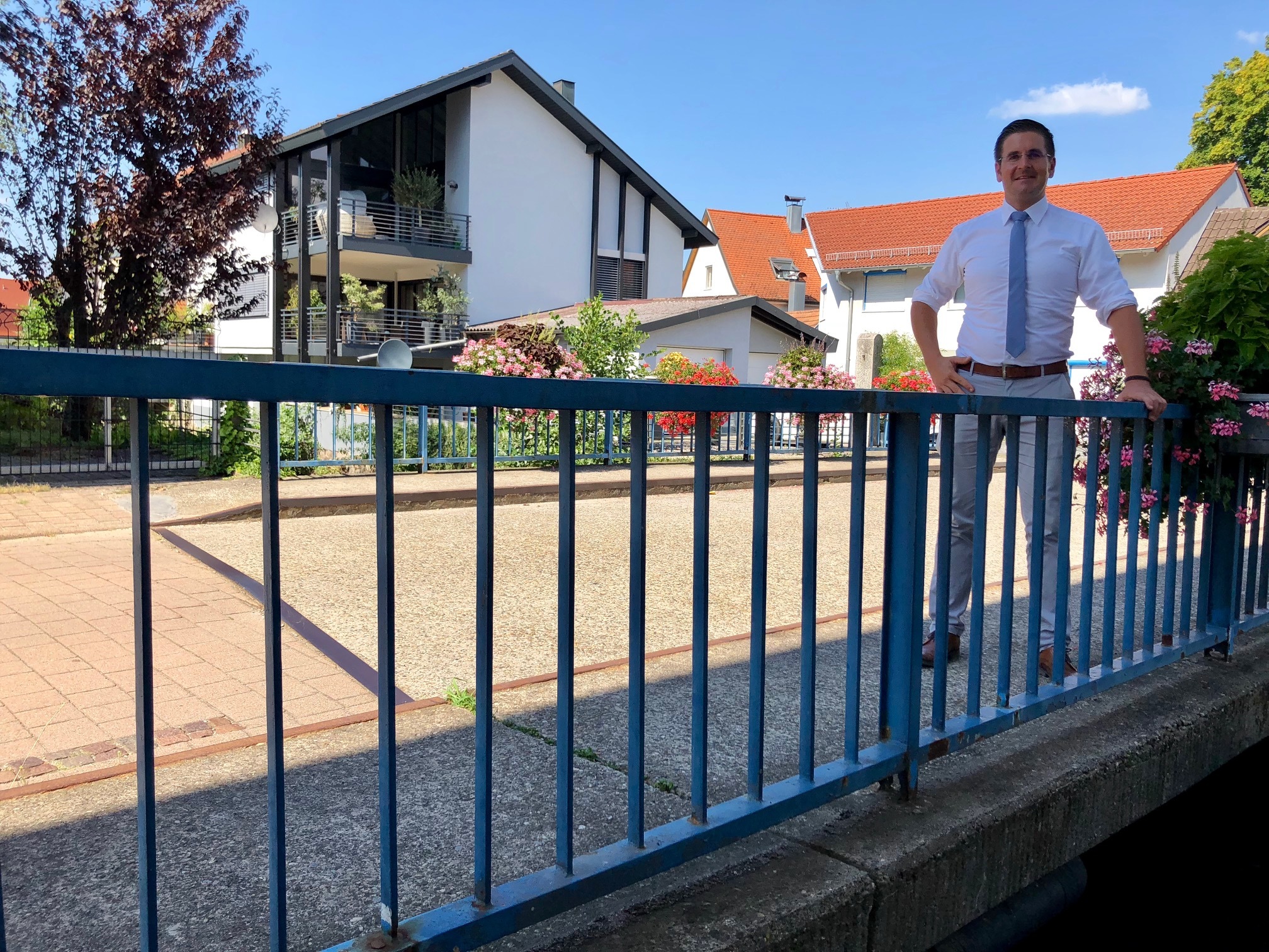 Bürgermeister Stefan Hattenbach auf der Acher-Brücke im Bereich Venedig und Trompeterstraße- sie könnte mit angezapften Fördermitteln saniert werden.