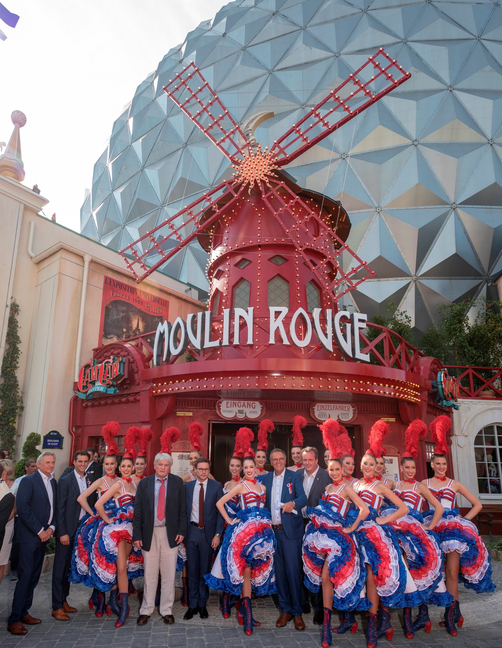 Die Europa-Park Inhaberfamilie Mack eröffnet mit Jean-Jacques und Jean-Victor Clerico vom "Moulin Rouge" (Sechster und Siebter v. l.) die neue Attraktion "Eurosat - CanCan Coaster".