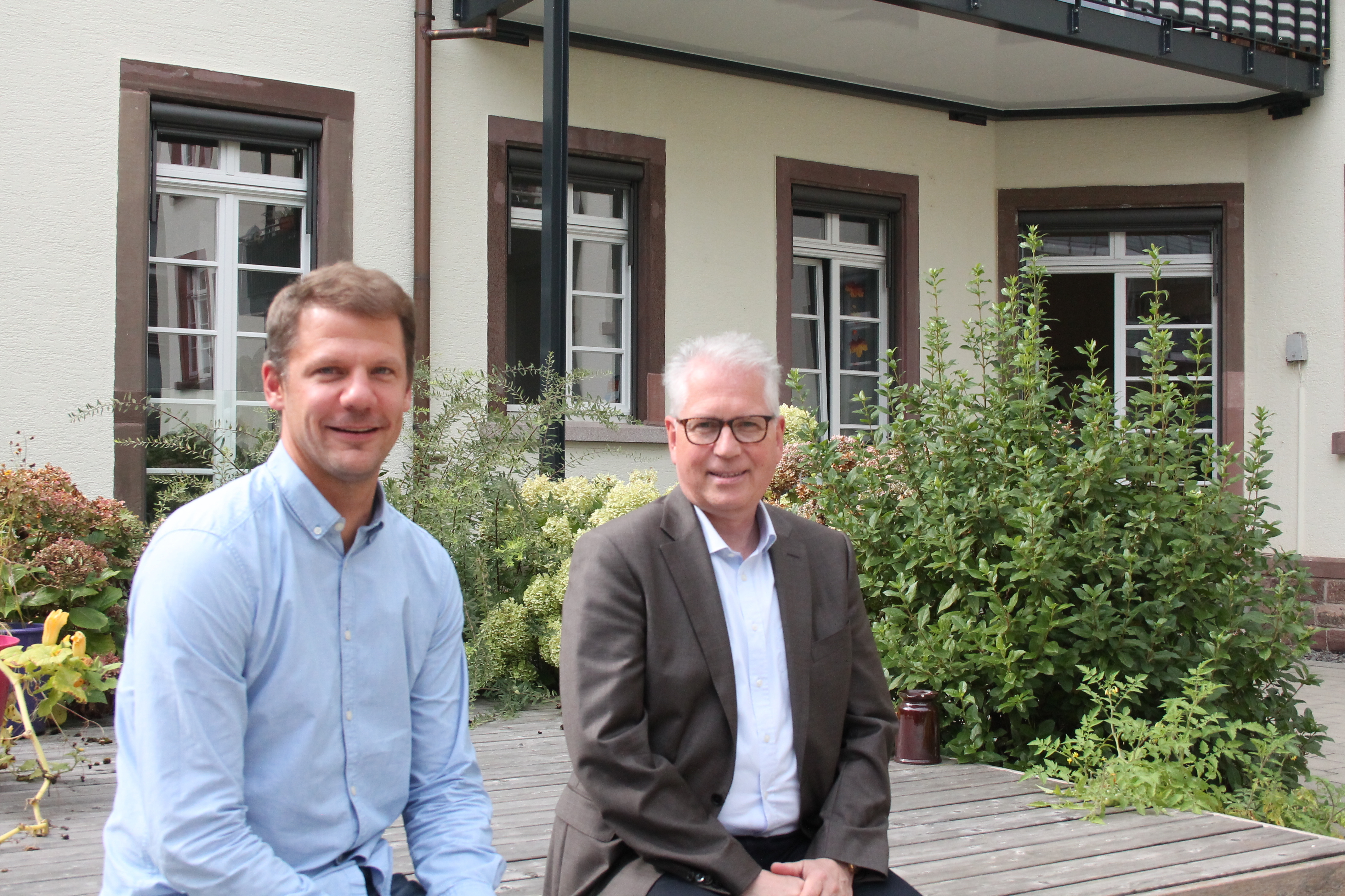 Mario Herrmann, Geschäftsführer des Kreisdiakonievereins, und Dekan Frank Wellhöner blicken auf 40 Jahre Vereinsbestehen zurück.