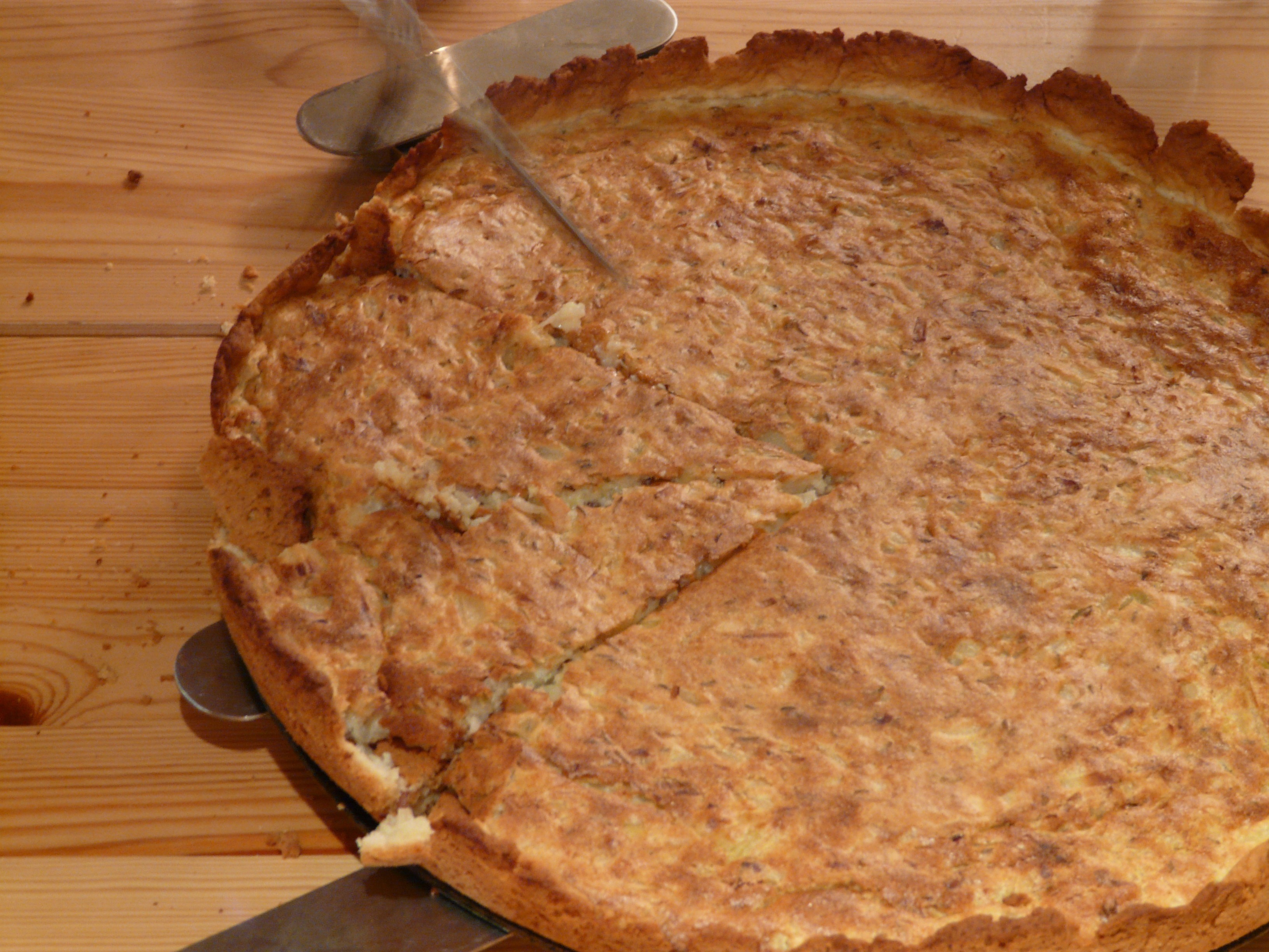 Frisch aus dem Ofen schmeckt der deftige Zwiebelkuchen am besten.