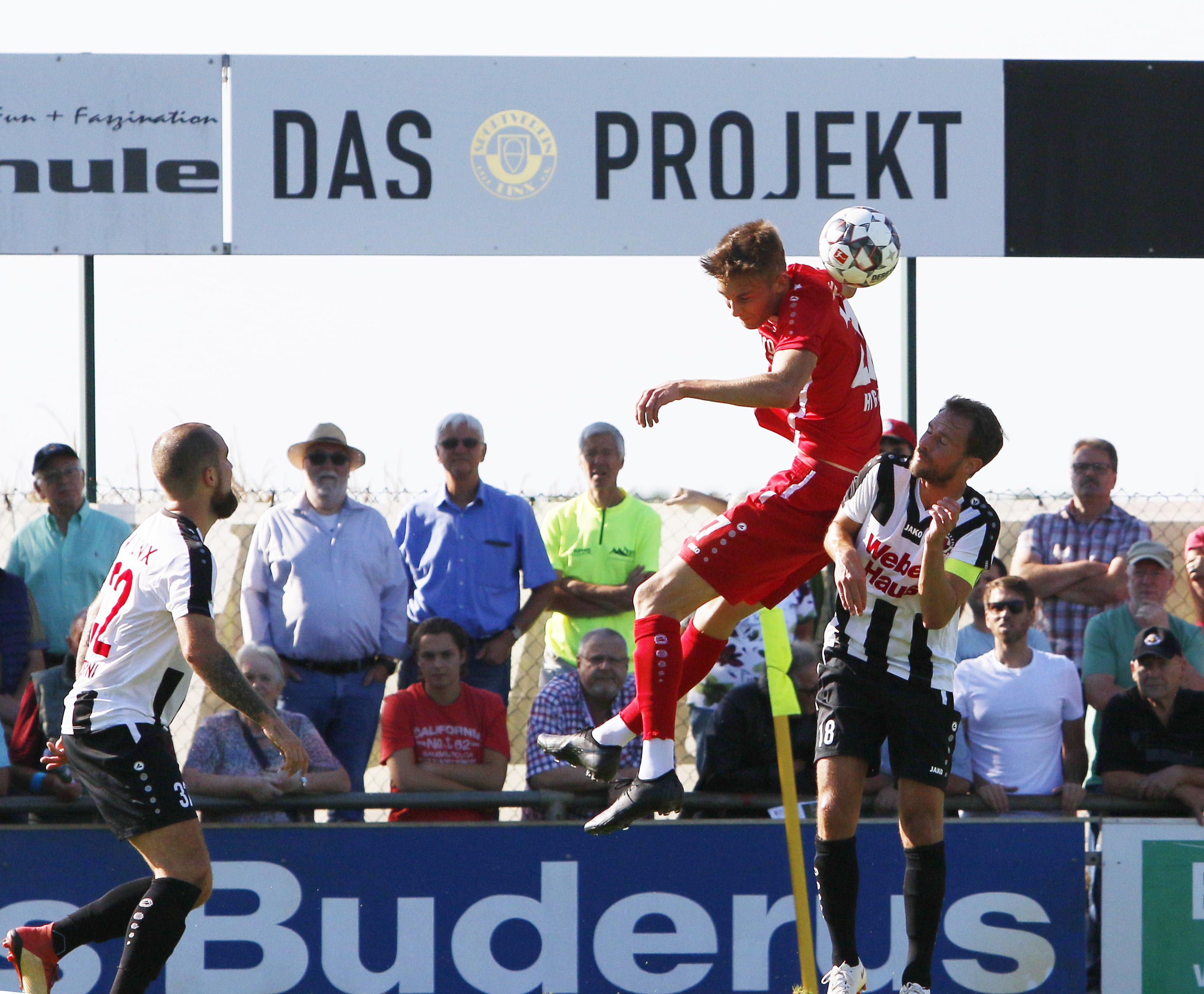 Der SV Linx (weißes Trikot) gewinnt gegen das Spitzenteam aus Bahlingen mit 3:0 und kann etwas durchatmen.