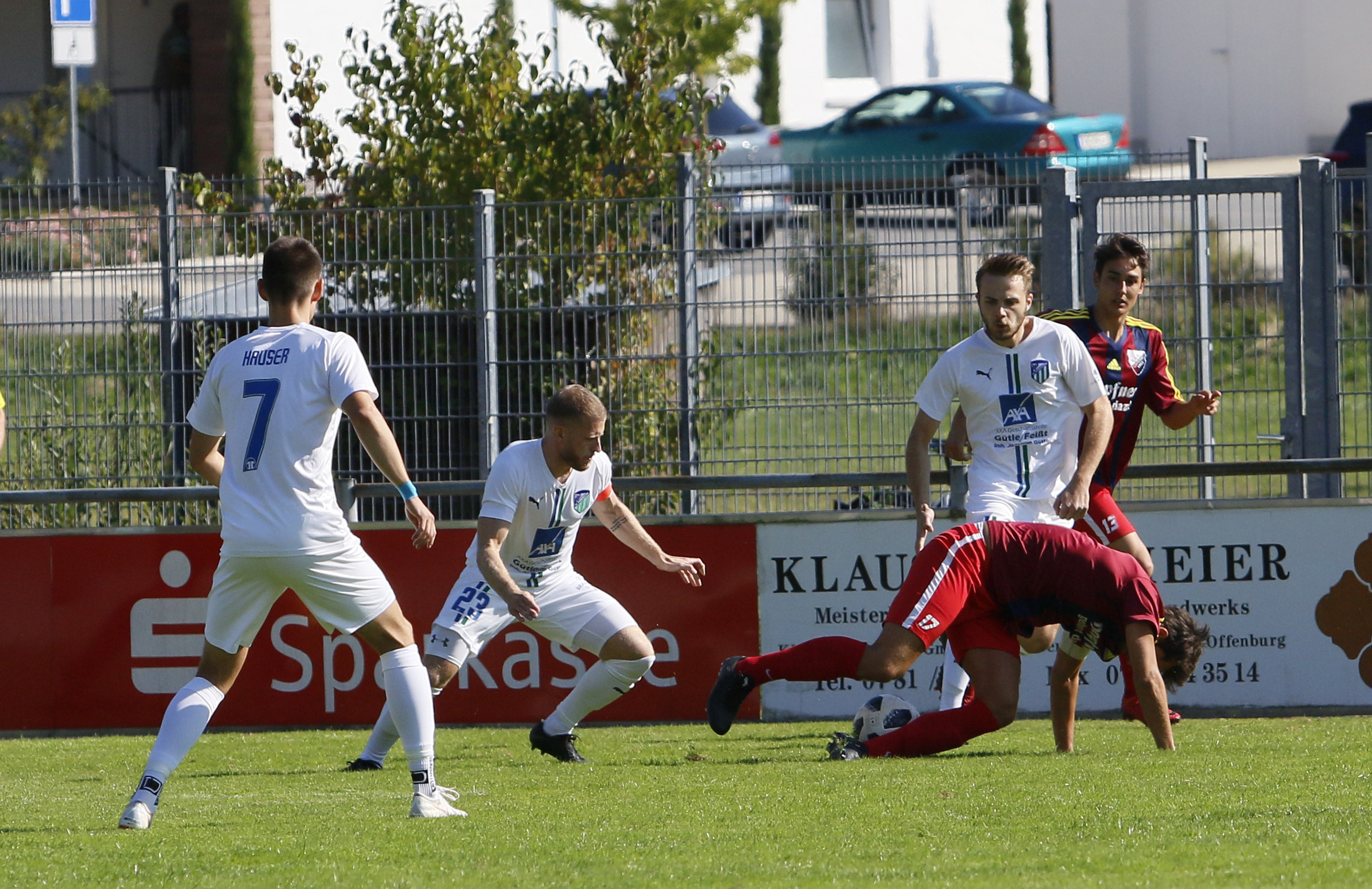 Der SC Durbachtal (weißes Trikot) hatte im Heimspiel gegen den Aufsteiger TSV Loffenau alles im Griff und gewann verdient mit 3:2.