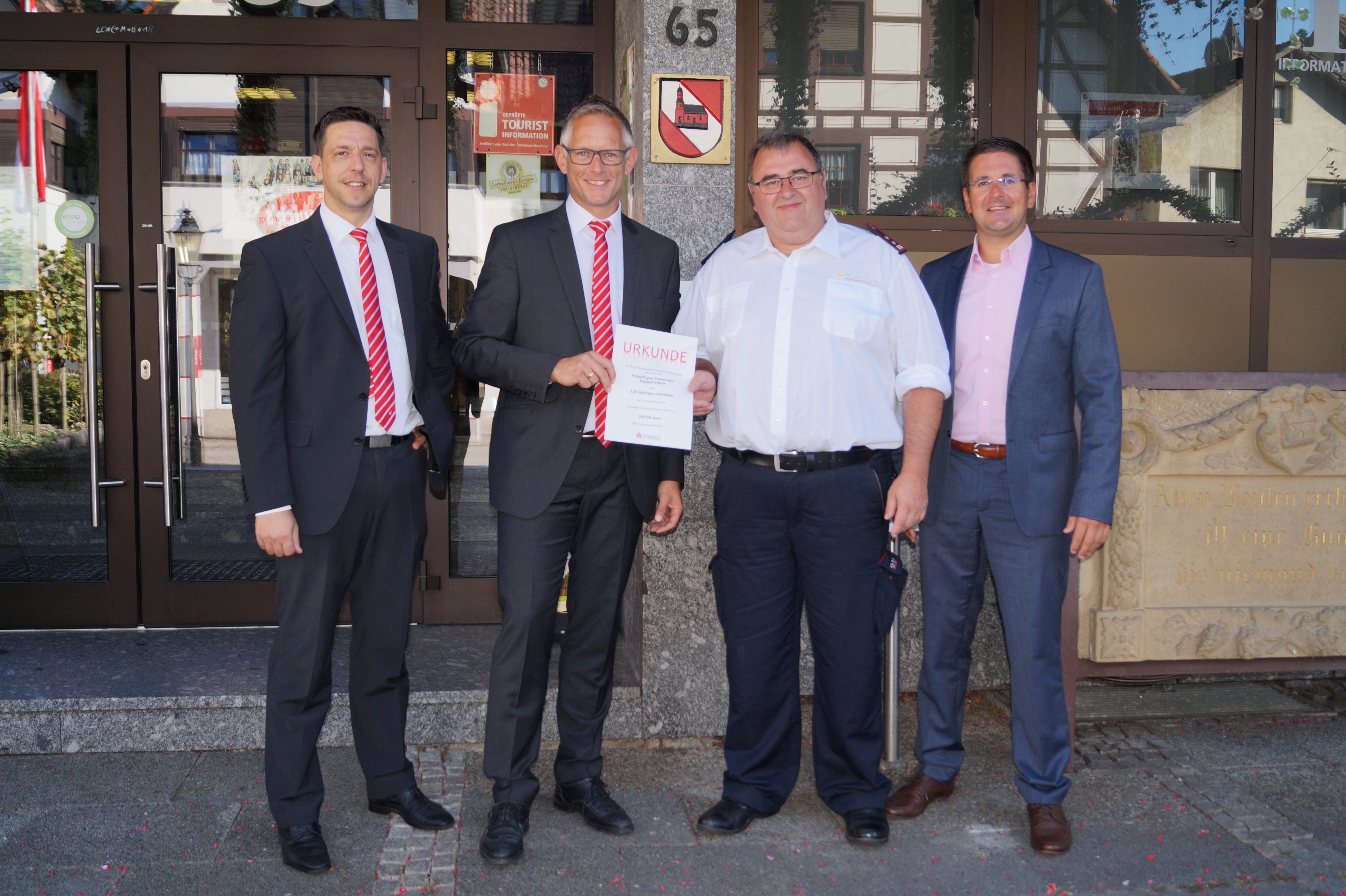 Geschäftsstellenleiter der SV in Achern (v. l .n. r.) Jochen Huff und Timo Frischmuth bei der Scheckübergabe an Feuerwehrkommandant Achim Dürr und Bürgermeister Stefan Hattenbach.