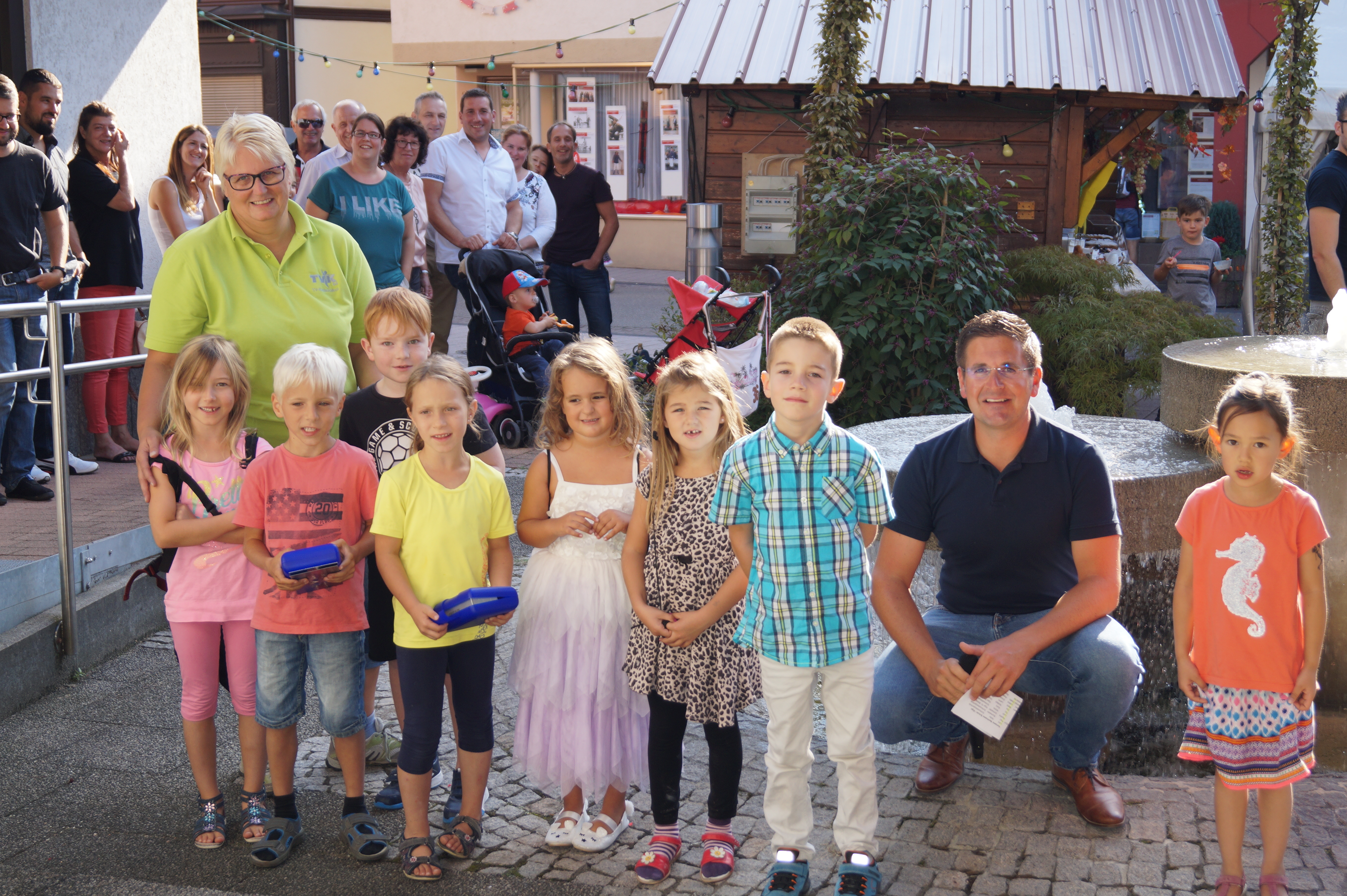 KuZ-Beauftragte Silke Panter und Bürgermeister Stefan Hattenbach bei der Preisübergabe an die ausgelosten Hauptgewinner.