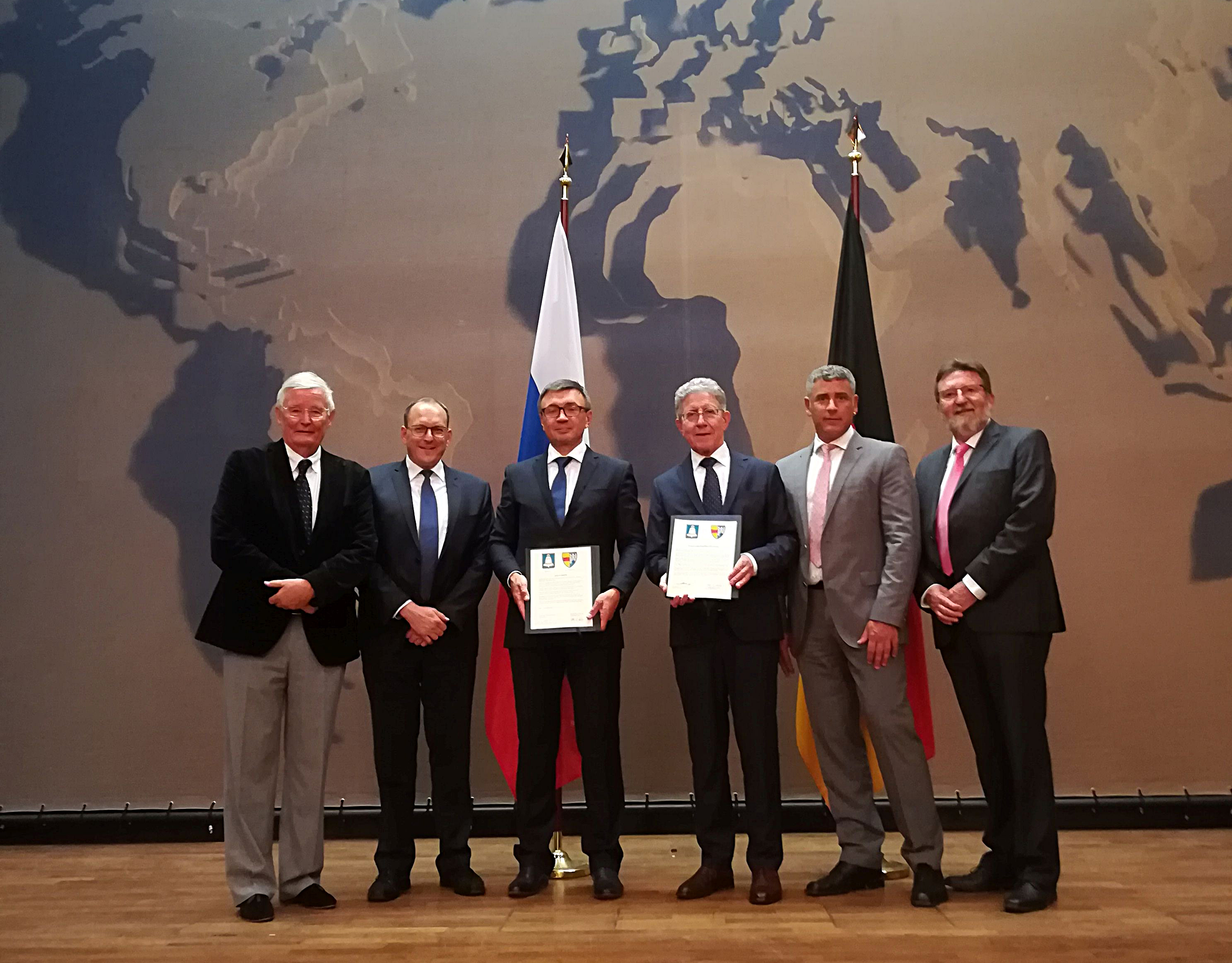 Offiziell besiegelt (v. l.): Jörg Uffelmann, Sven Täubert, Evgenij Nikolaewitsch Rischov, Wolfgang G. Müller, Klaus Schwarzwälder, Roland Hirsch