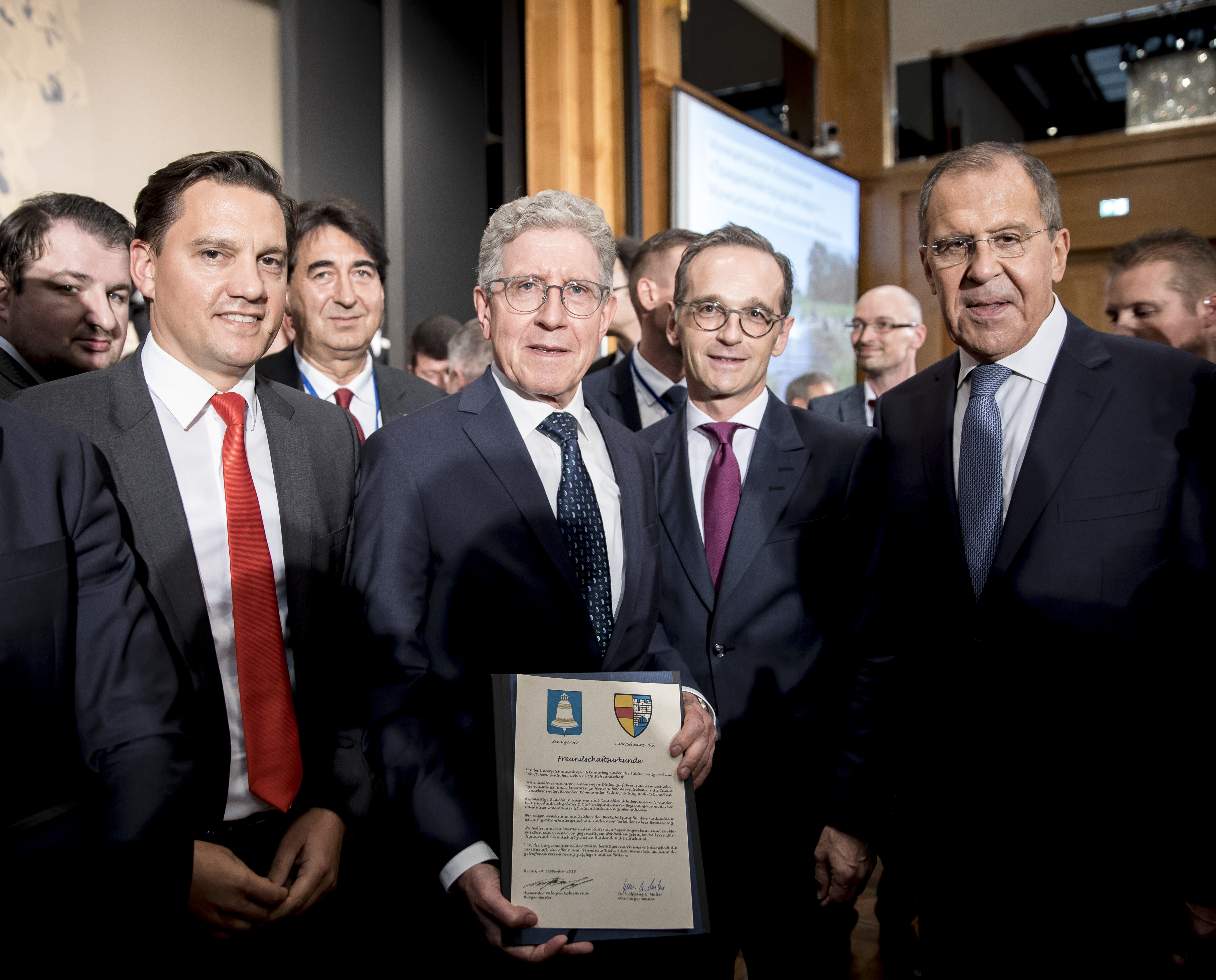 Johannes Fechner (l.) und Lahrs Oberbürgermeister Wolfgang G. Müller (Zweiter v. l.) sowie die beiden Außenminister Heiko Maas (Zweiter v. r.) und Sergei Wiktorowitsch Lawrow (r.) präsentieren die Partnerschaftsurkunde.