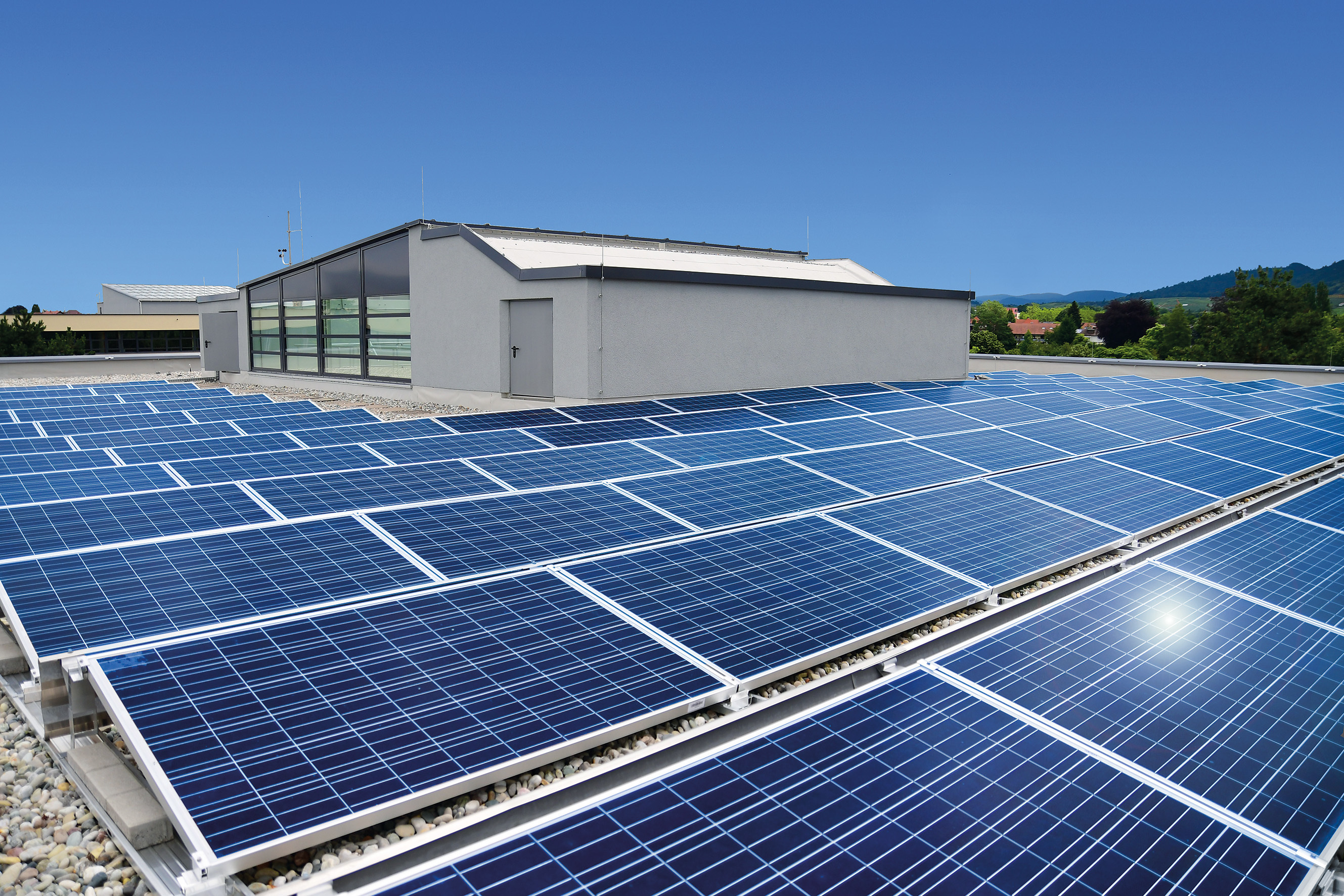 Eine große Dachfläche kann komplett mit Solarzellen genutzt werden.