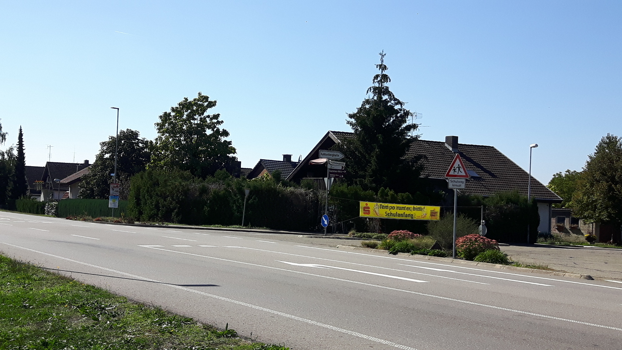Erste Maßnahme umgesetzt: Auf der Alten Bundesstraße macht ein neues Verkehrsschild nun auf Schüler aufmerksam.
