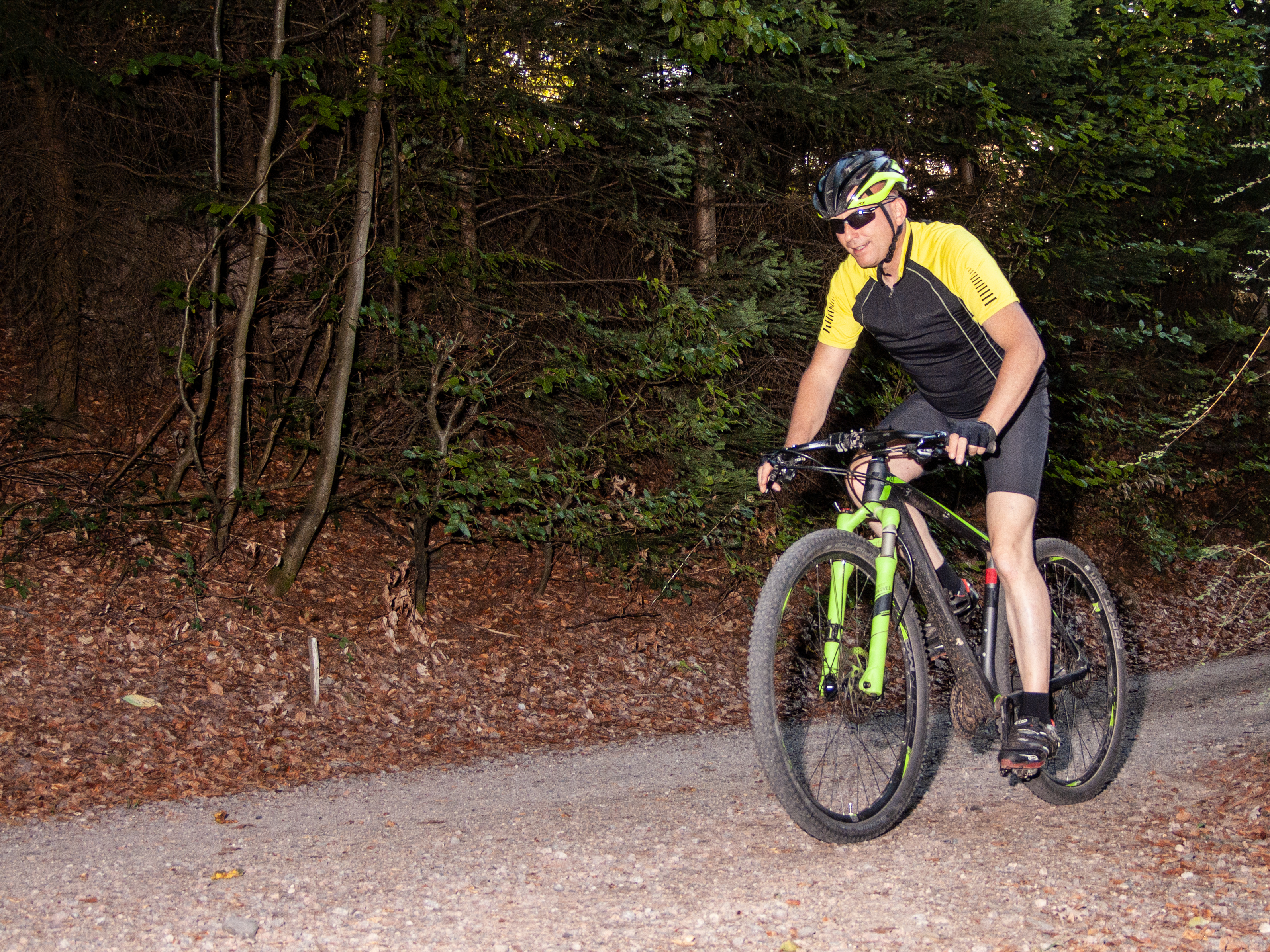 Mit dem Mountainbike einen herausfordernden Trail überwinden, erfordert viel Konzentration, macht aber auch richtig viel Spaß.