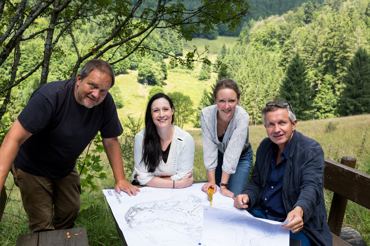 Die Geschäftsführerinnen Maria Wruck (l.) und Davina Schmitz (r.) mit den Tiergartenplanern Eckhard (außen links) und Christian Wiesenthal schauen sich die Pläne für den Park an.