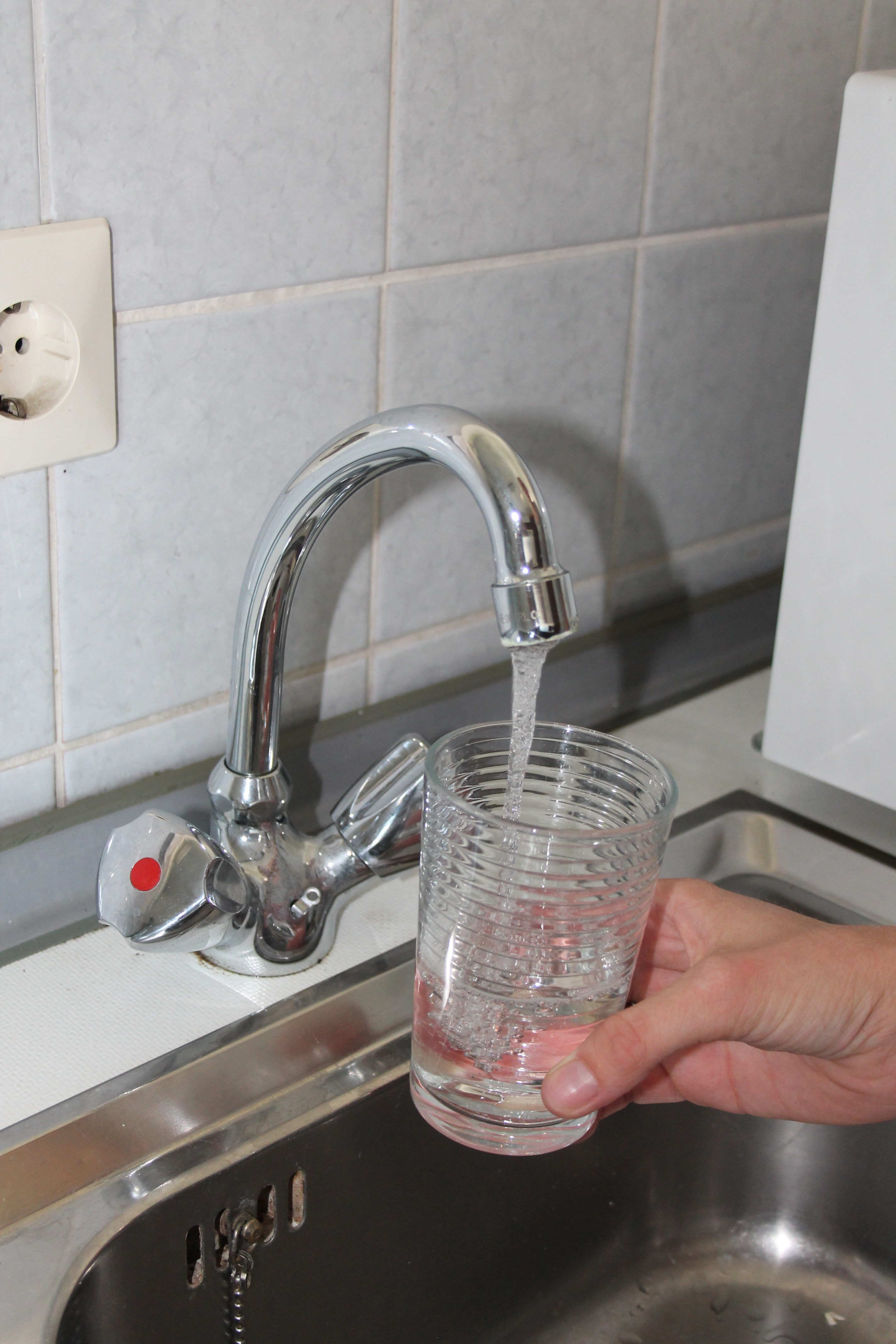 Das Wasser aus der Leitung kann unbedenklich getrunken werden.