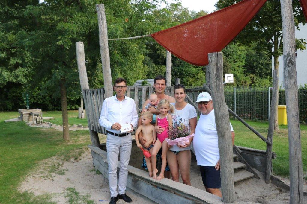 Bürgermeister Bernd Siefermann (l.) und Betriebsleiter Michael Nock (r.) begrüßten den 77.777 Besucher im Freizeitbad Renchen: Familie Zimmerer.