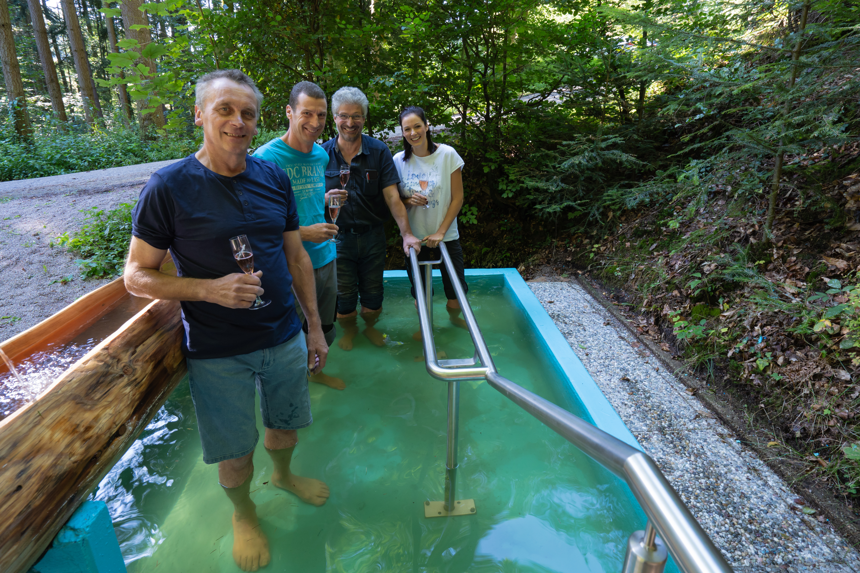 Artur Maier (v. l.), Helmut Vogt, Christoph Lettner und Saskia Bleich probieren die neue Wassertretstelle aus.