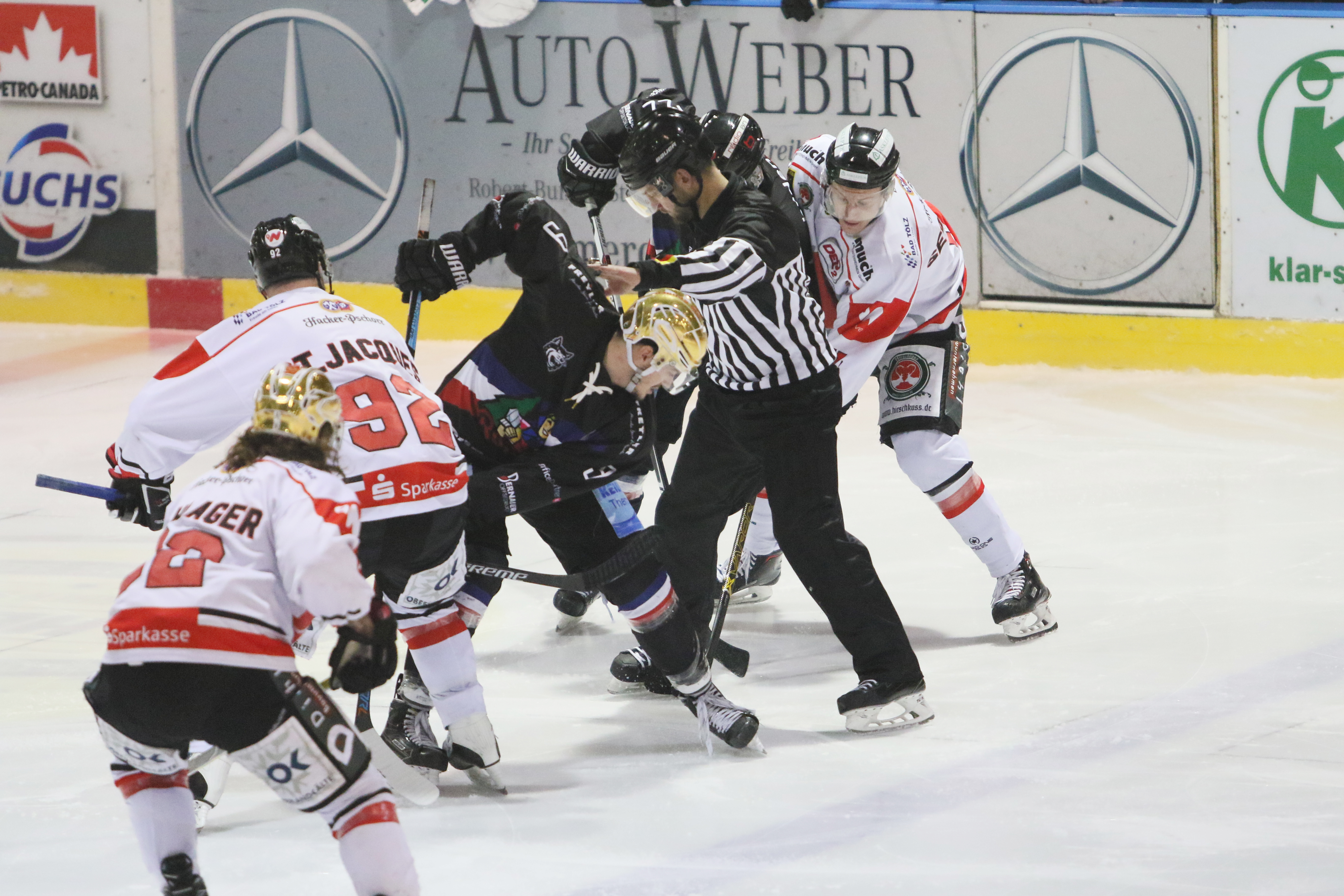 Der EHC Freiburg (dunkles Trikot) konnte in Ravensburg nicht punkten, verlor mit 2:5 und geht schweren Zeiten entgegen.
