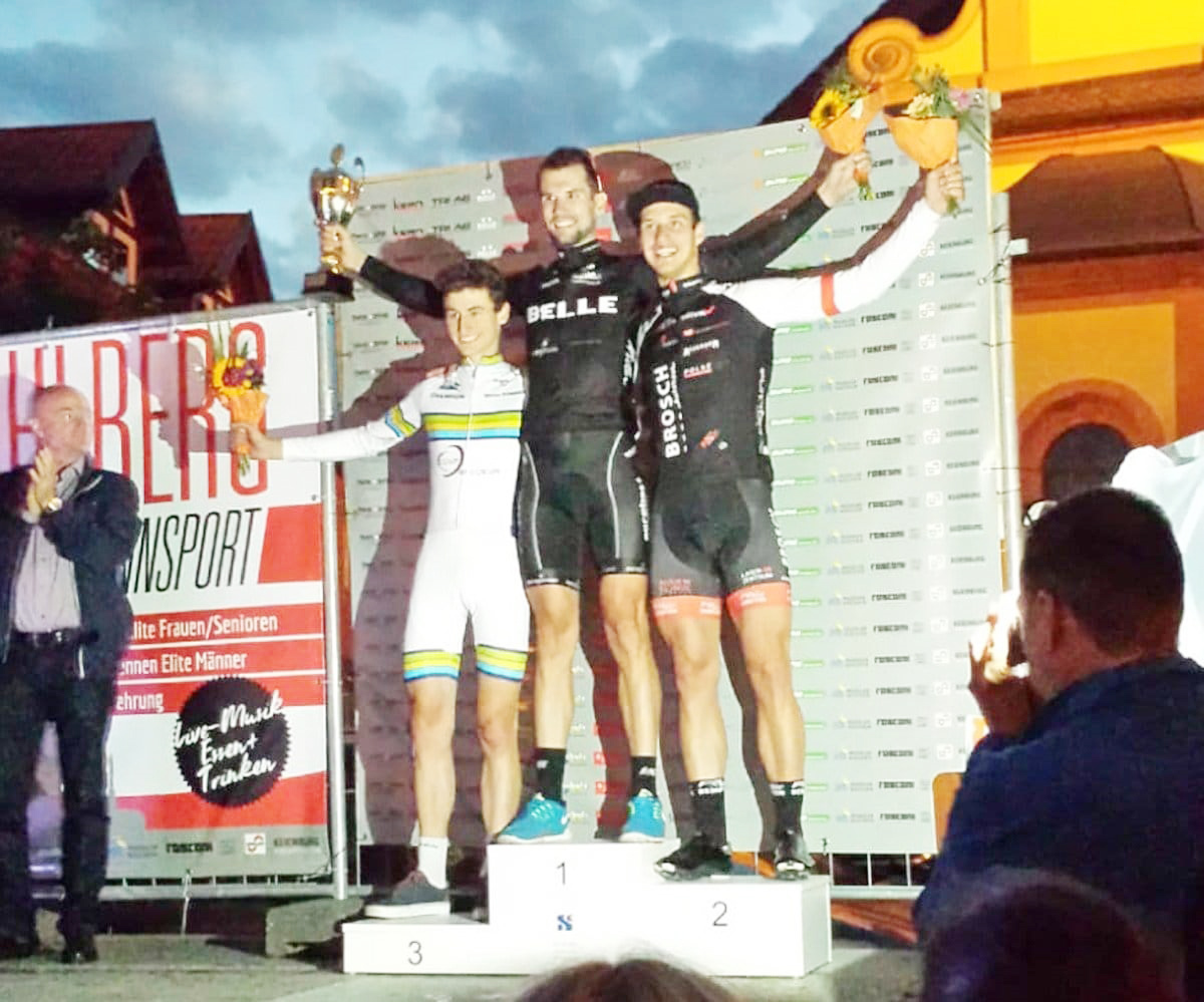 Marcel Fischer auf dem obersten Treppchen nach dem Rennen in Mahlberg.