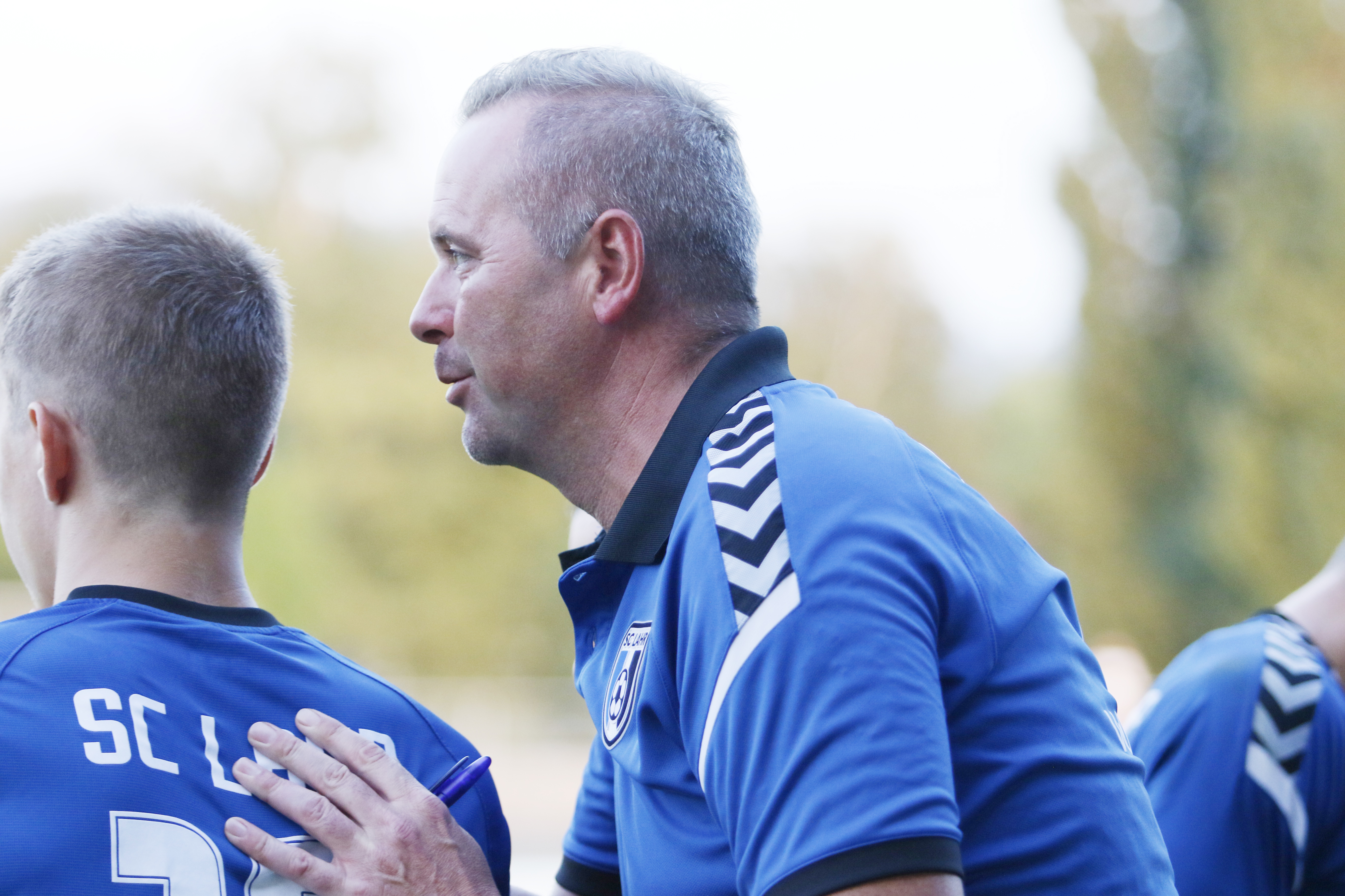 Lahrs Trainer Oliver Dewes im Gespräch mit einem Spieler. Die richtigen Anweisungen verhalfen dem SC Lahr zum Sieg.